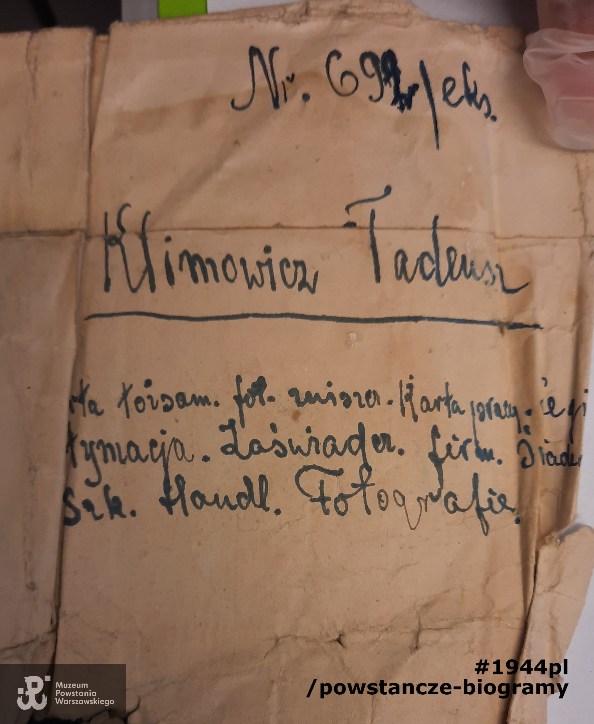 Koperta z notatką dot. ekshumacji Tadeusza Klimowicza. Na kopercie wypisana informacja o tym, co znaleziono przy poległym. Dokumenty i fotografie należały  do Tadeusza Klimowicza. Po ekshumacji jego ciała zostały przekazane rodzinie. Brak informacji kto to zrobił. Być może dawni koledzy z oddziału. Według przekazanych informacji ciało nie zostało potem przez rodzinę odnalezione. Zgłoszony jako poszukiwany do PCK.  Ze zbiorów Muzeum Powstania Warszawskiego, sygn. P/9581/21
