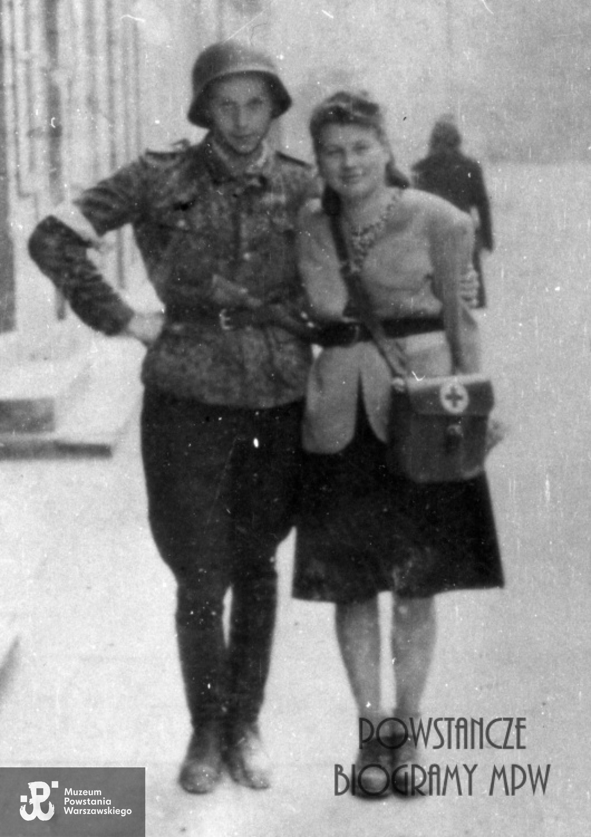 Powiększony fragment szerszego ujęcia (MPW-IK/2951). Ze zbiorów Muzeum Powstania Warszawskiego.