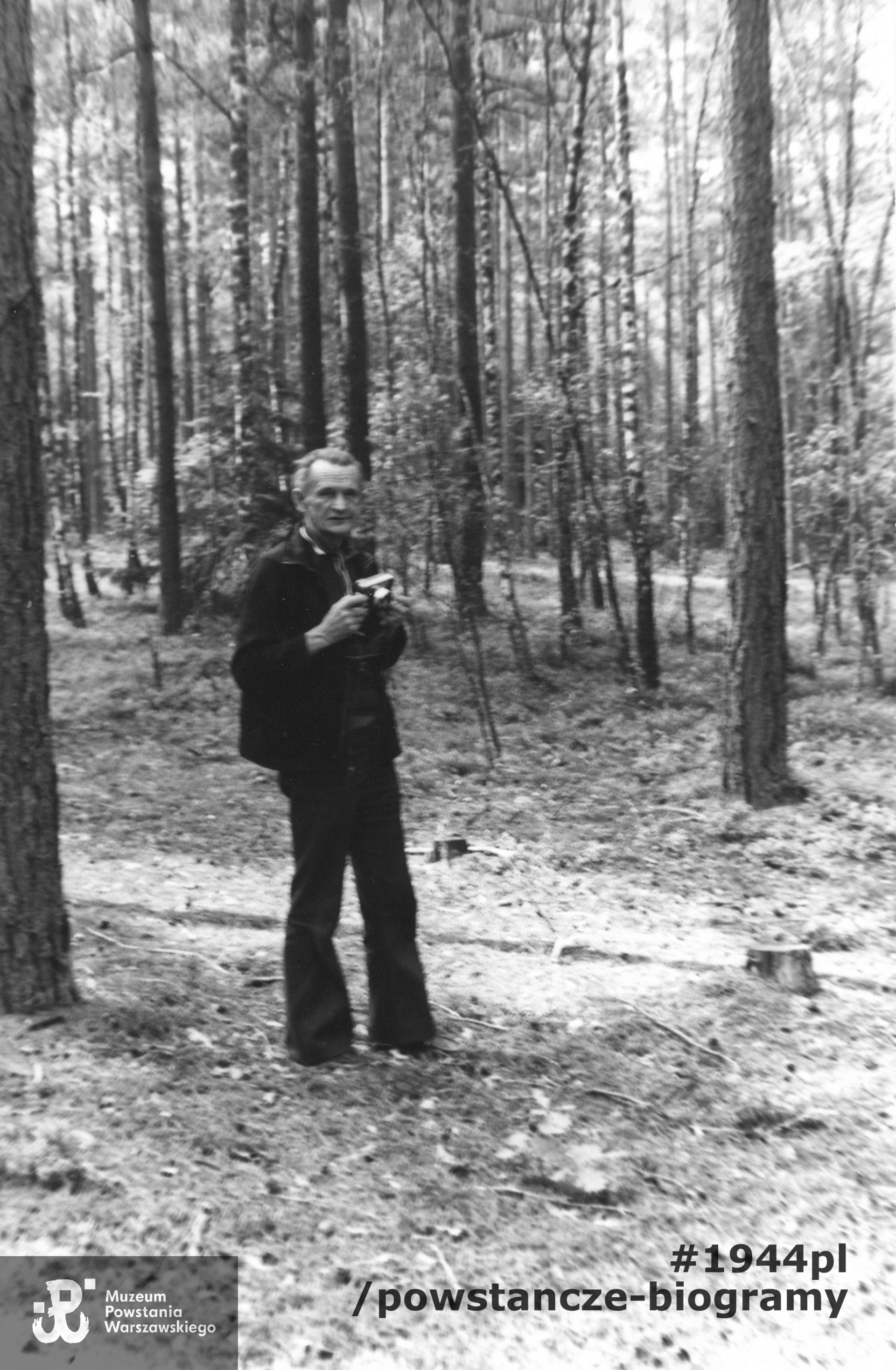 Mieczysław Szczurowski w lesie. Fot. ze zbiorów rodzinnych udostępnione dzięki uprzejmości p. Ewy Pośnik. Skan wykonany w Muzeum Powstania Warszawskiego, 2021.