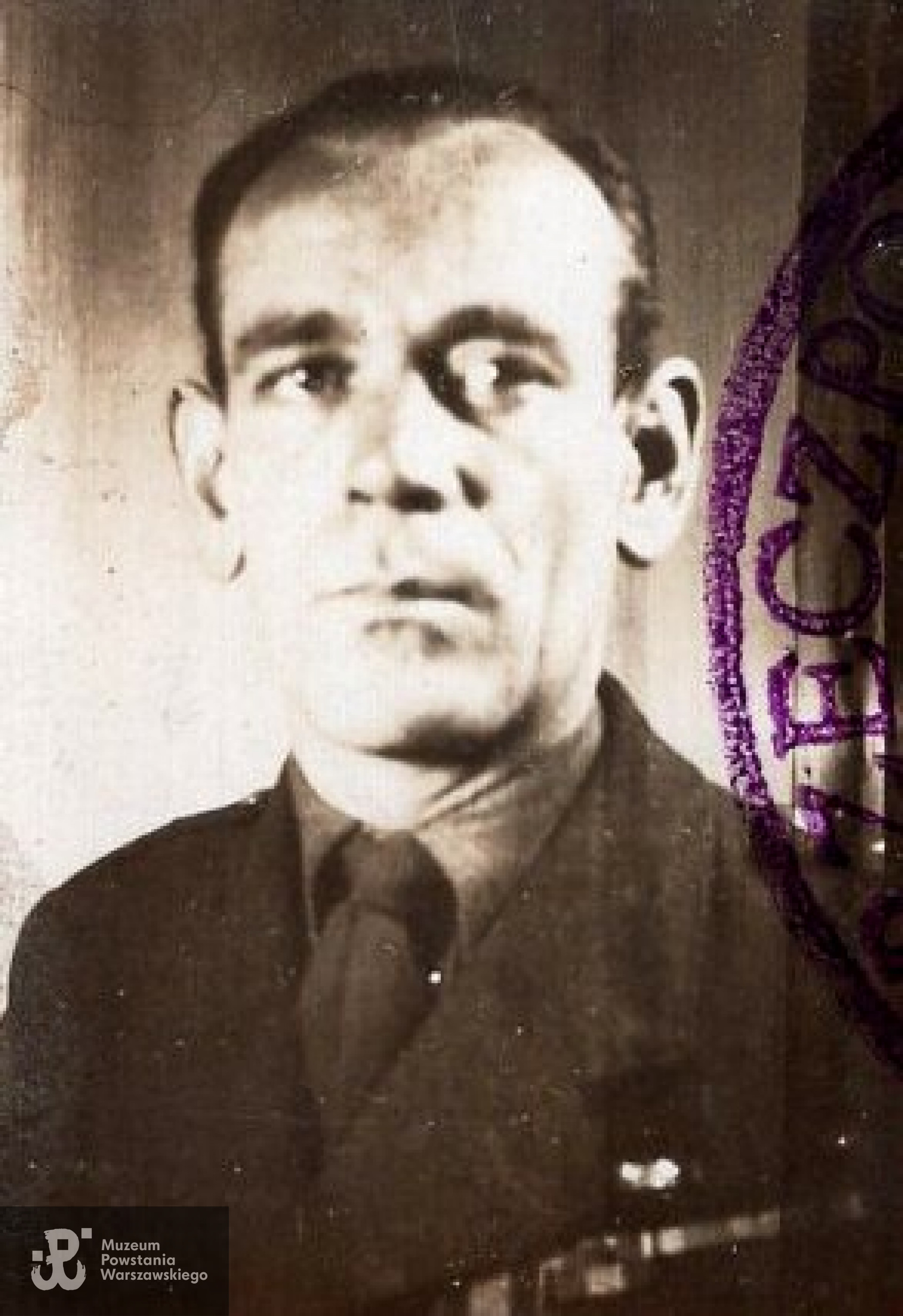 Fotografia  legitymacyjna z dokumentów. Ze zbiorów Muzeum Powstania Warszawskiego