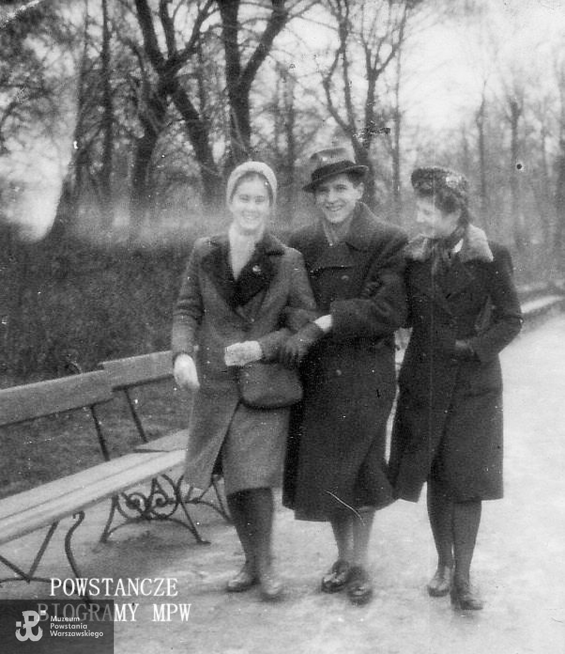 Kazimierz Dziubałtowski w towarzystwie Lucyny Piotrowskiej i Joanny Dziubałtowskiej. Ze zbiorów Antoniego Miernika / archiwum 2HBAP "Żbik"