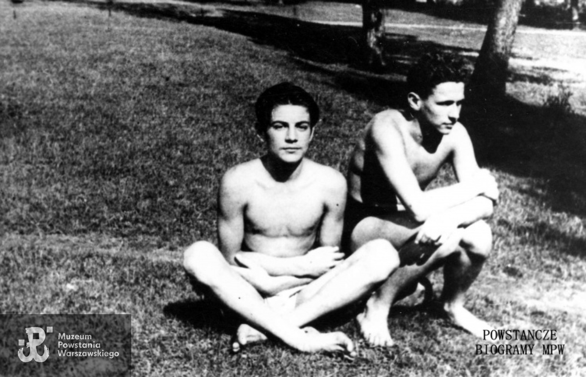 Warszawa, 1942 rok. Strzelcy kompanii B-2 Pułku "Baszta" : Juliusz Falkiewicz (na zdjęciu z prawej) i Zbigniew  Sztark (po lewej) ps. "Zbyszek" (1926-1944). Obaj polegli na Służewiu, 2 sierpnia 1944 r. Fot. archiwum rodzinne.