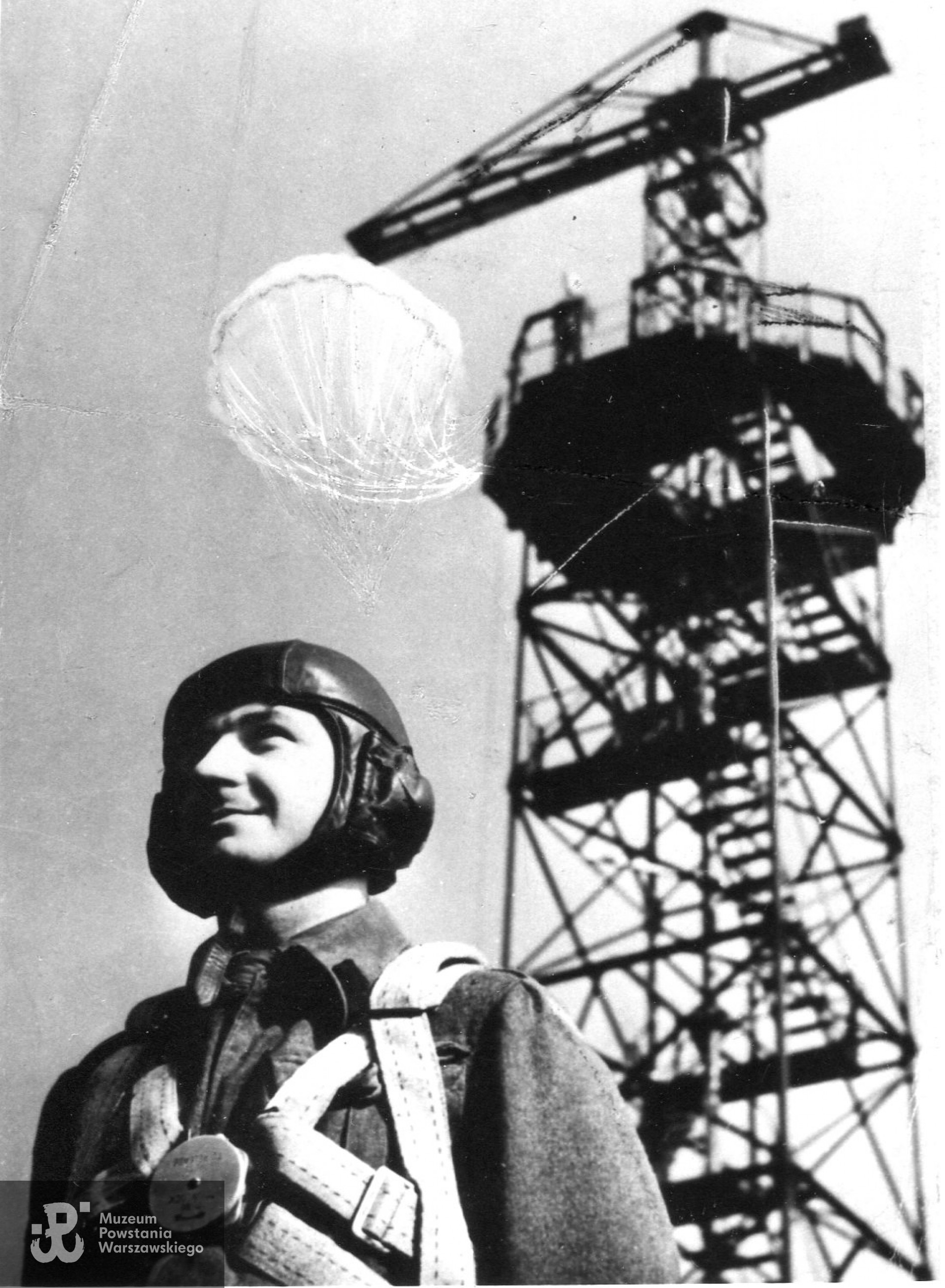 Jesień 1941 roku. W tle wieża spadochronowa w małpim gaju.  