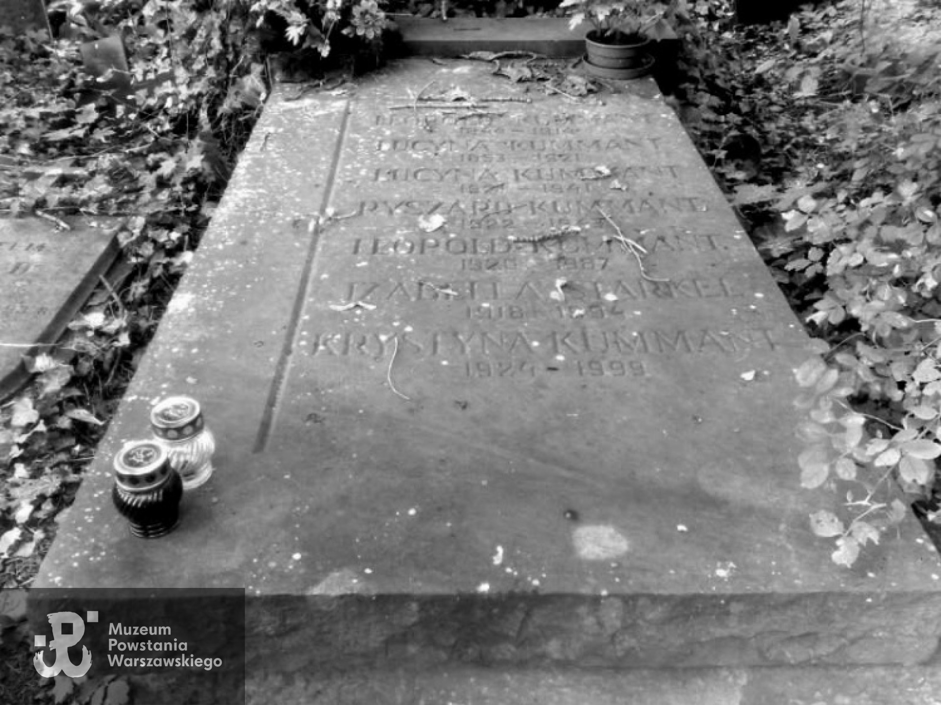 Mogiła rodziny Kummantów. Fot. dzięki <i>cmentarze.um.warszawa.pl</i>