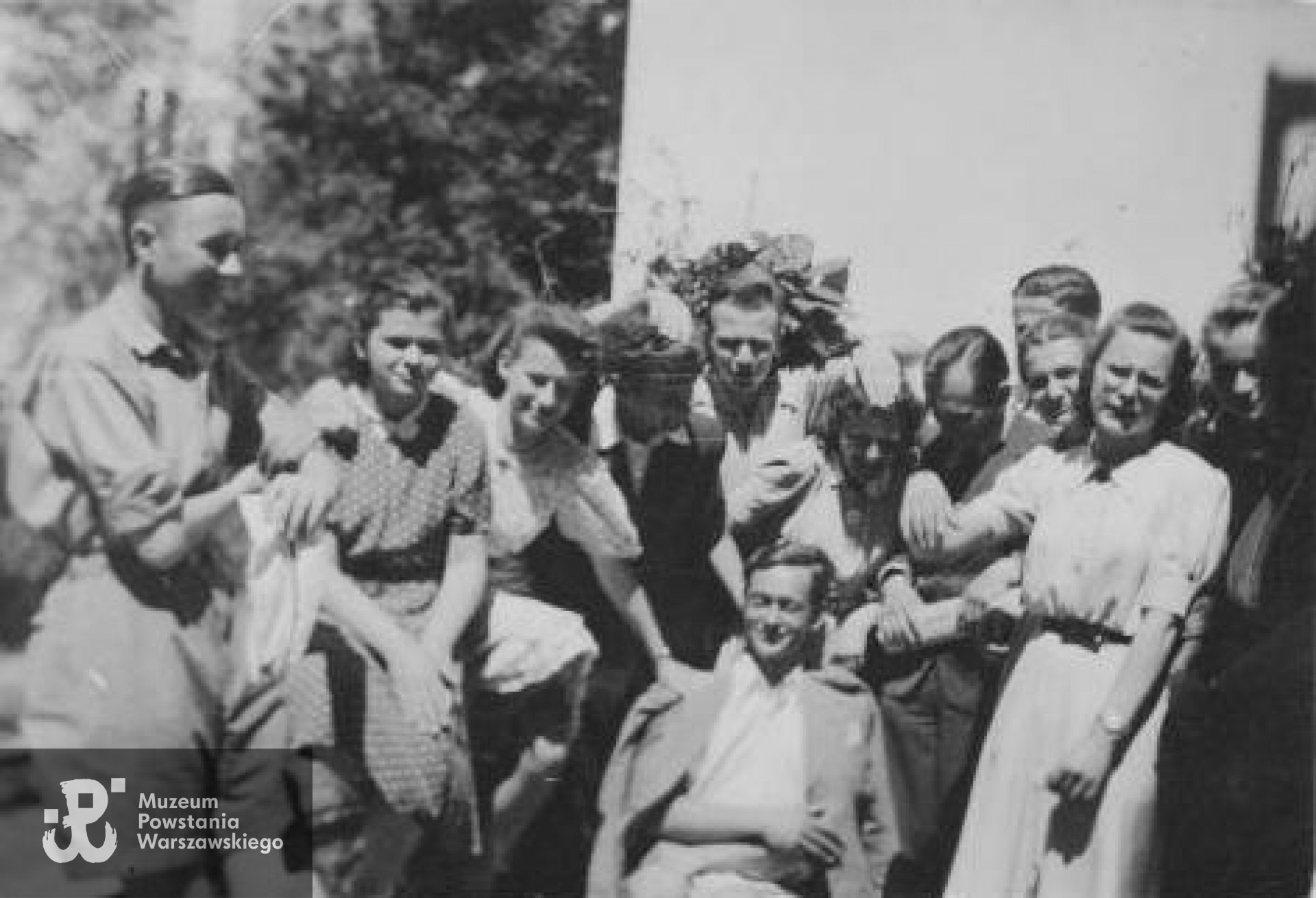 Zdjęcie z okresu okupacji, Komorów. Maria Czapska "Marysia"stoi trzecia od lewej.  Fot. z archiwum rodzinnego Marii Pajzderskiej.