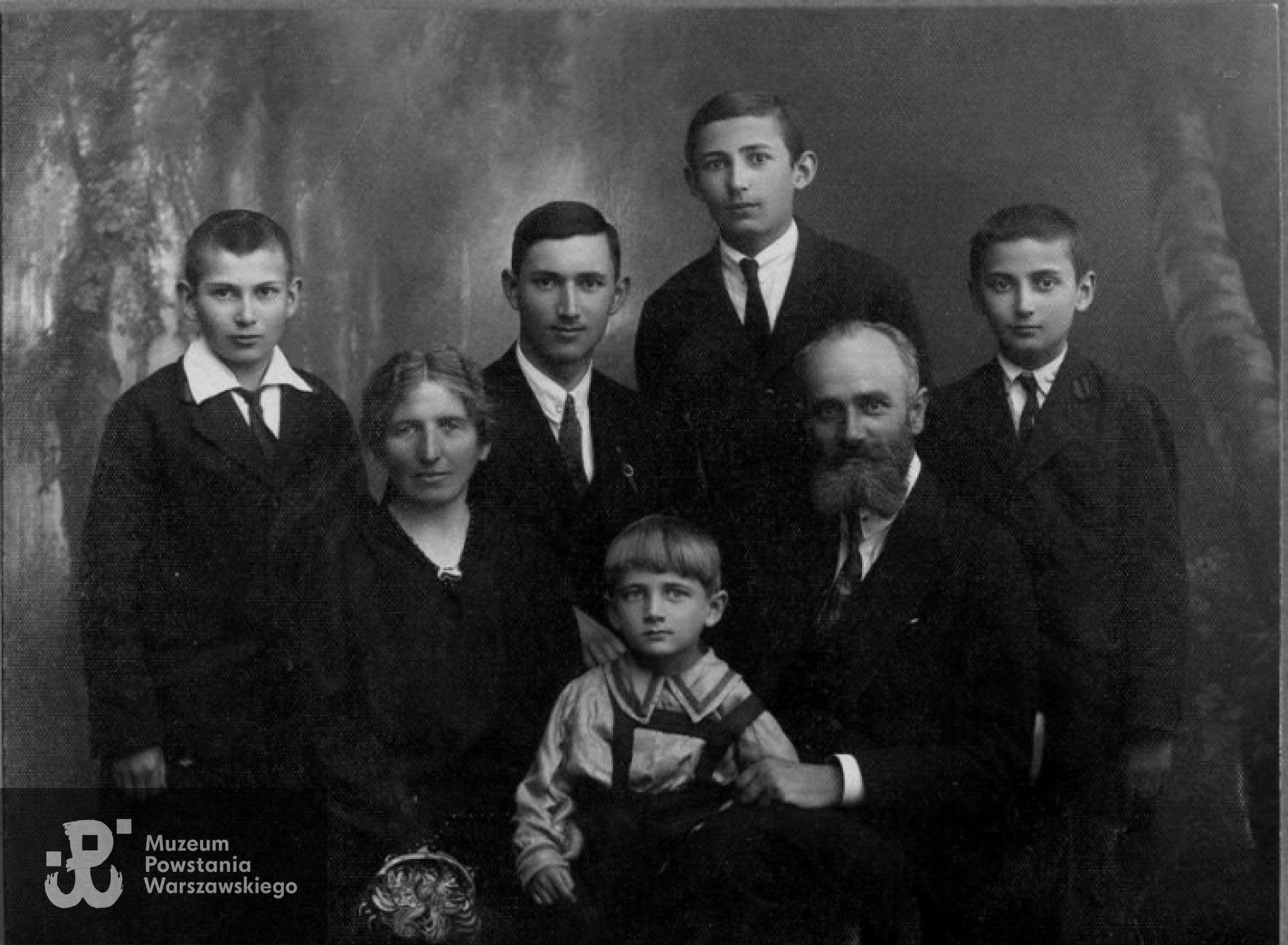 Lata dwudzieste - rodzina Domaradzkich, najmłodszy chłopiec to Jacek - późniejszy st. strz. "Alfa"