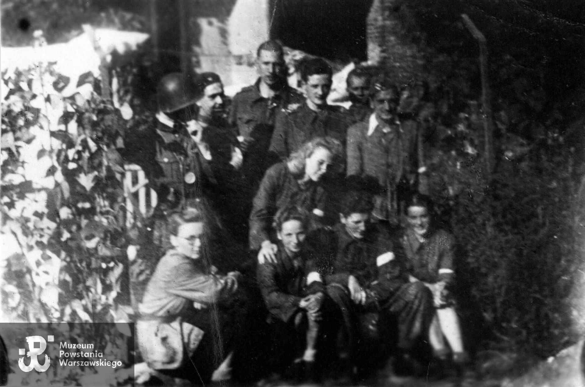 Zdjęcie z kolegami i koleżankami ze zgrupowania „Żniwiarz”, Adam Wojciński stoi w drugim rzędzie, pierwszy z prawej - w furażerce na głowie, z opaską na ramieniu. Źródło: archiwum rodzinne.