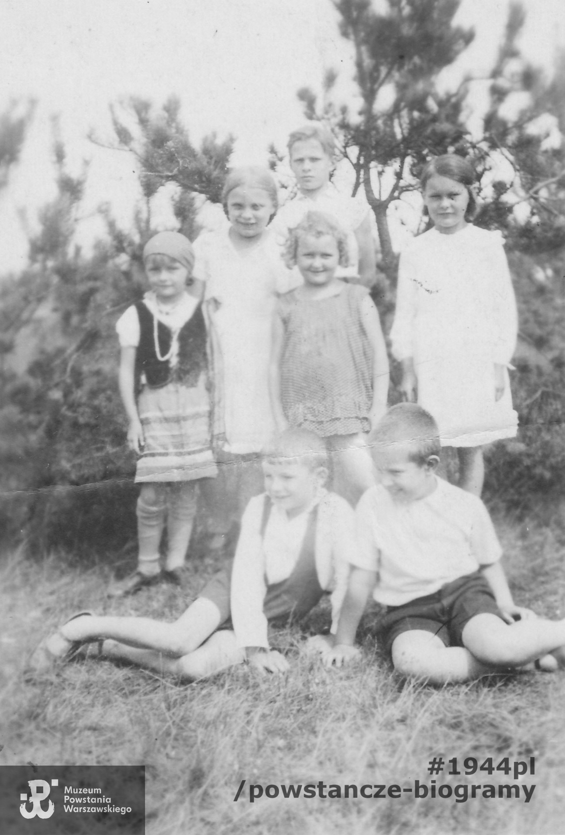  Falenica, letnisko. Alina stoi pierwsza po prawej, w białej sukience, Czesław siedzi na trawie, pierwszy z lewej.  Fot. ze zbiorów  rodzinnych, udostępniła p. Agnieszka Nagalska z domu Riedel