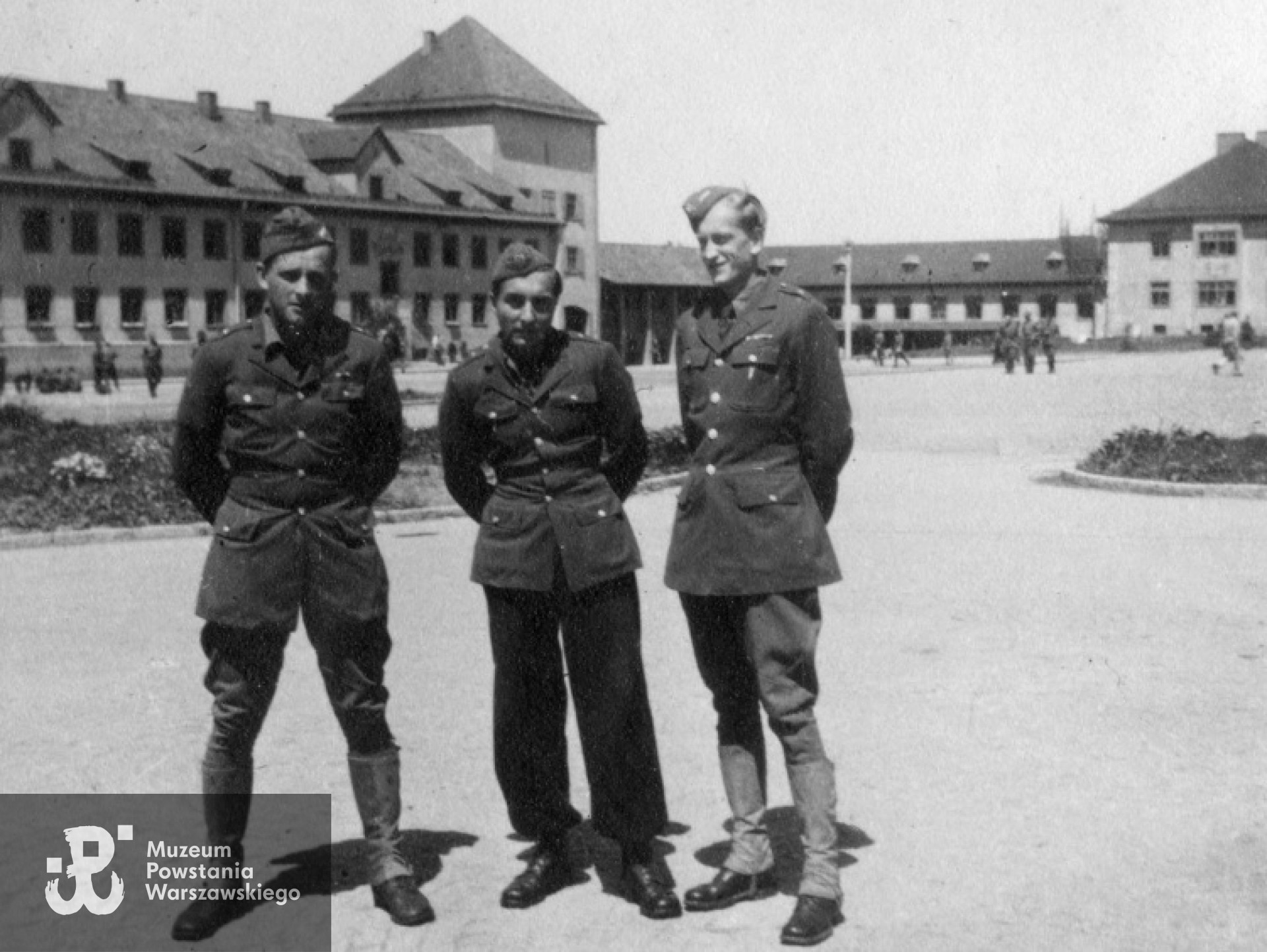 Oflag VII A Murnau po wyzwoleniu, Zbigniew Kowalewski stoi po prawej