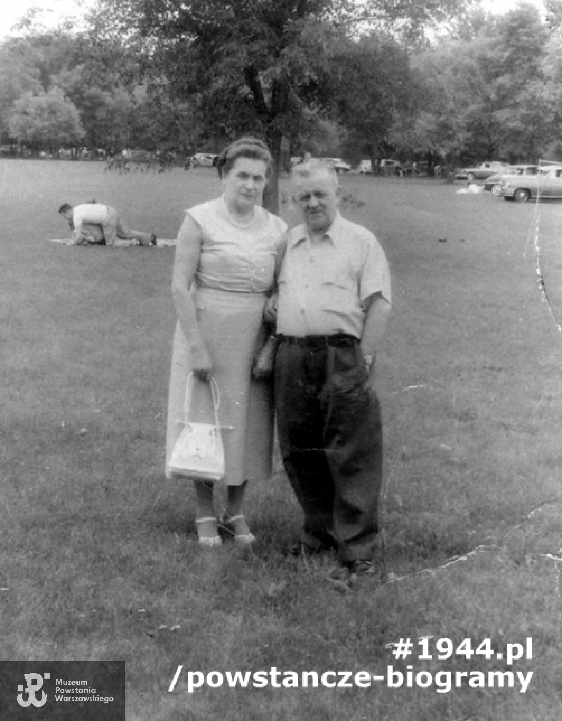 Zdjęcie Mieczysława Niedzielskiego z małżonką Franciszką z d. Mirecką wykonane w Chicago latem 1957 r. Mieczysław Niedzielski w Chicago występował pod nazwiskiem Kowalski. Fot. z archiwum  Małgorzaty Leczyckiej.