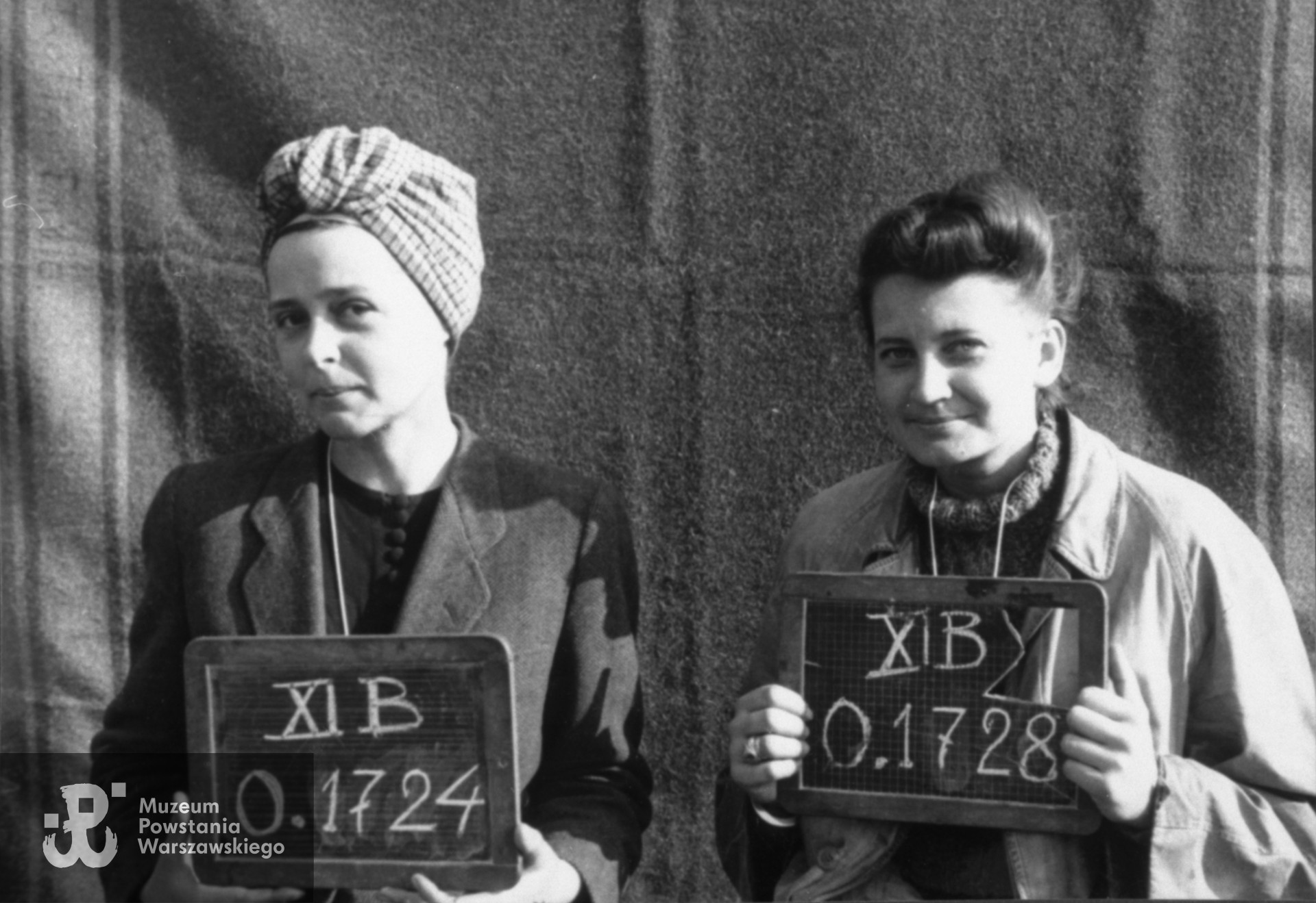 Fotografia z obozu jenieckiego w Fallingbostel XI B wykonana w październiku 1944 r.  Po lewej z numerem jenieckim 0.1724 ppor. Aniela Pohl-Cieślińska "Nelly", obok niej (po prawej)  ppor. Jadwiga Żołędziowska "Jaga", numer jeńca 0.1728. Fot. ze zbiorów Muzeum Powstania Warszawskiego, sygn. MPW-IH/4532; MPW-IP/4442