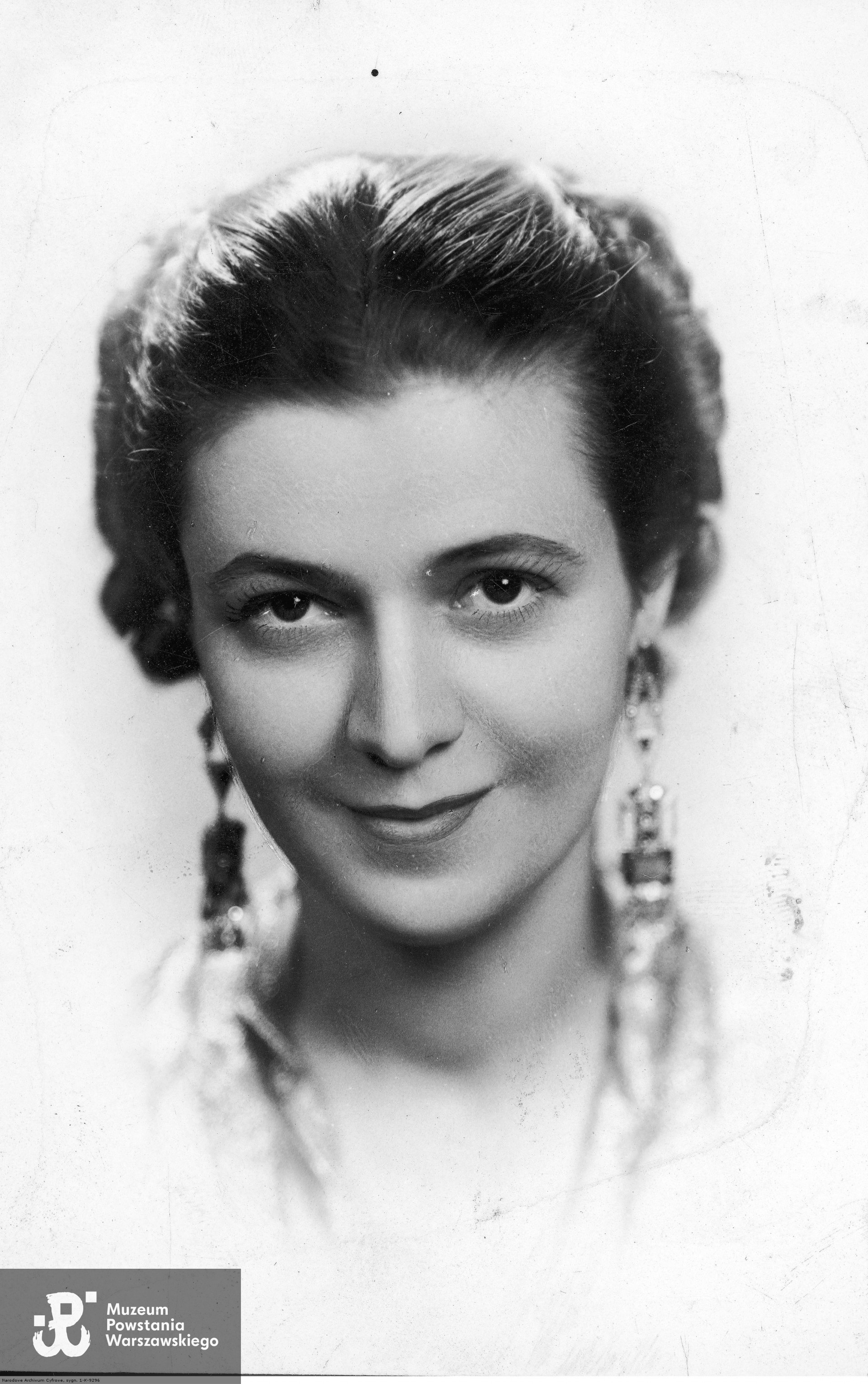 Irena Wasiutyńska - aktorka. Fotografia portretowa z 1938 roku. Salon Fotografii Artystycznej Halina Skowrońska p.f. "RAFAEL". Fot. ze zbiorów Narodowego Archiwum Cyfrowego <i> www.audiovis.nac.gov.pl</i> - Koncern Ilustrowany Kurier Codzienny - Archiwum Ilustracji