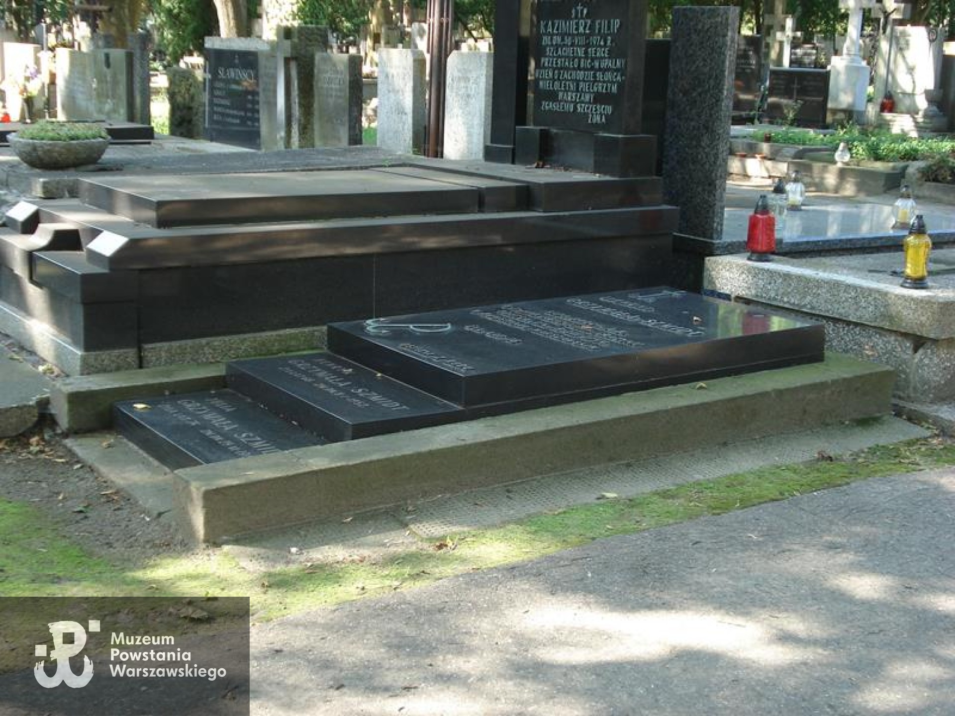 Cmentarz Powązkowski w Warszawie (Stare Powązki), kwatera  241, rząd 5, grób 1. Treść inskrypcji nagrobnej: <i>Ś. P. ZYGMUNT GRZYMAŁA SZMIDT, KAP. PODCH. AK,  B(A)T. "HAR(N)ASIE" KOMP. "GRAŻYNA", POLEGŁ DN. 15.VIII.1944 W POWSTANIU WARSZAWSKIM,  ŻYŁ LAT 18, OSTATNI Z RODU.</i> 