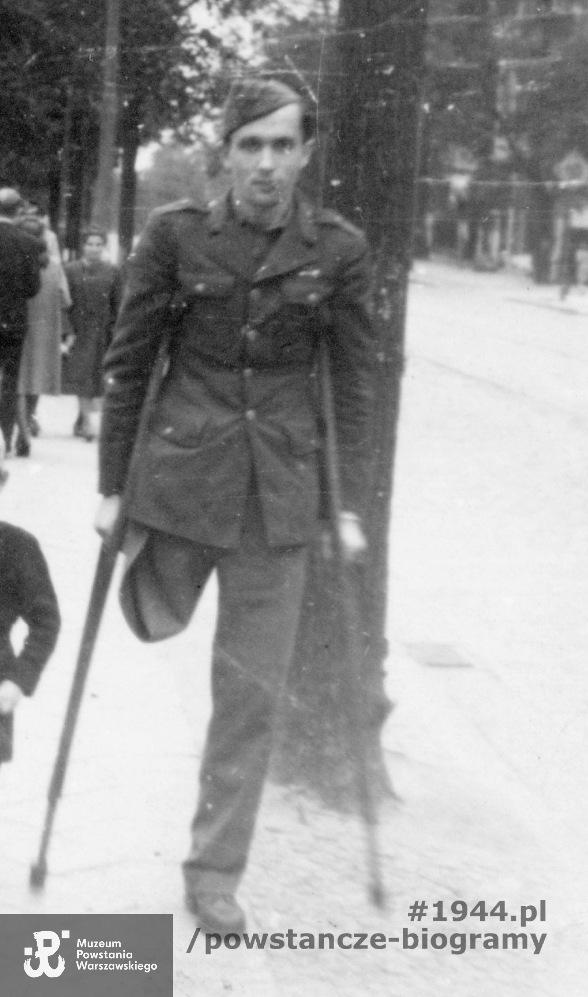 Roman Warabida ps. „Mały" po powrocie z niewoli. Gdańsk, 1946 rok. Fot. ze zbiorów Muzeum Powstania Warszawskiego, sygn. P/5542 - fragment szerszego ujęcia.