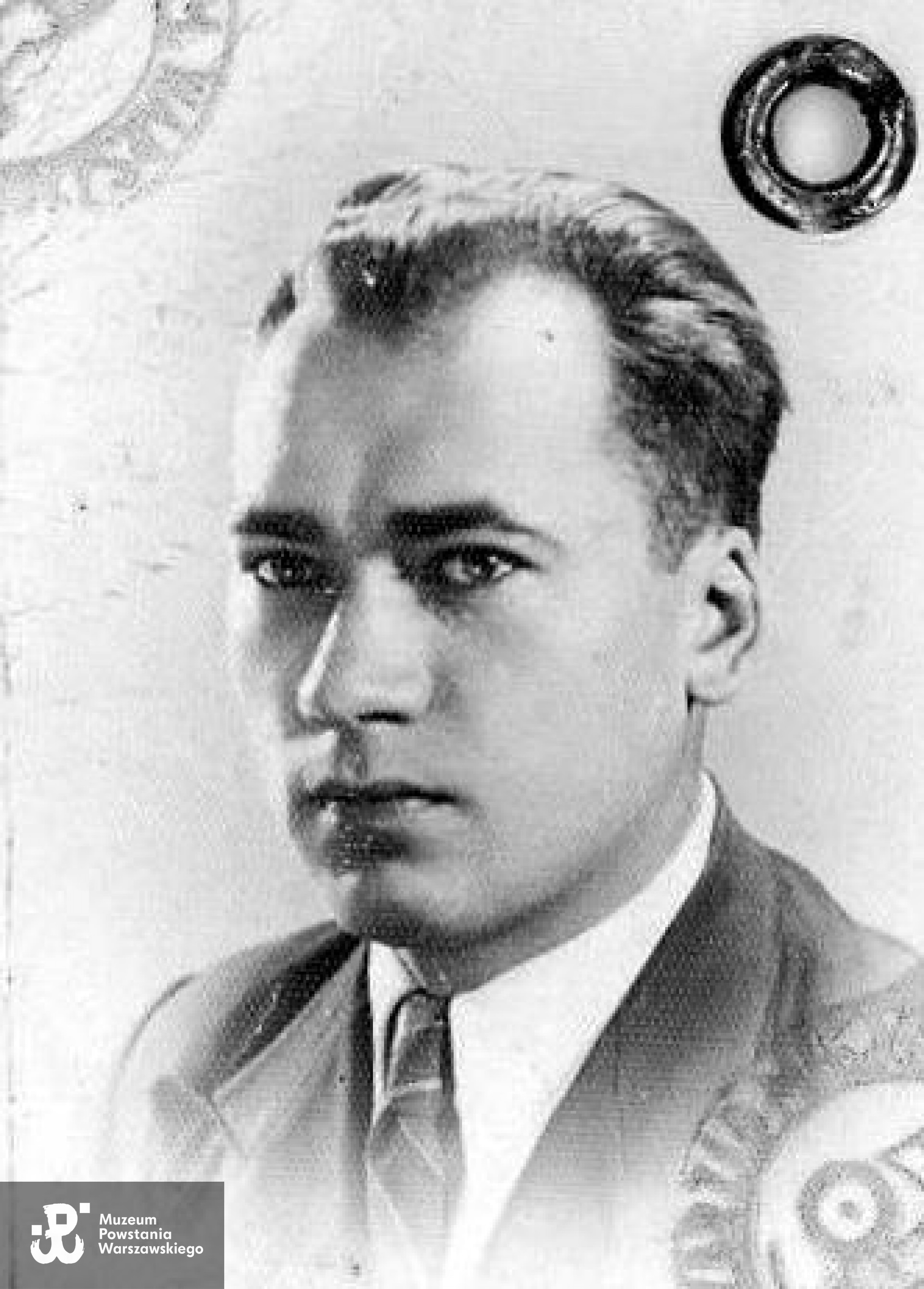 Ryszard Tadeusz Jesiołowski - zdjęcie legitymacyjne z okresu okupacji niemieckiej (1943). Ze zbiorów Muzeum Powstania Warszawskiego, sygn. P/7679