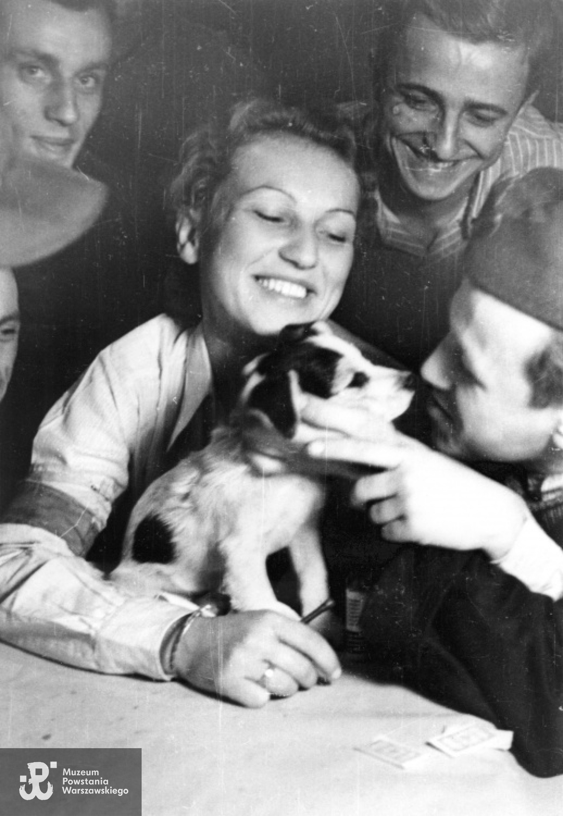 Od lewej: st. strz. Andrzej Mazurkiewicz "Rost", Hanna Pruszkowska "Baśka" z psem Kropką, kpr. pchor. Andrzej Korycki "Sokół", st. strz. Zbigniew Rozental "Wyrwicz". Fot. Eugeniusz Lokajski, zbiory MPW, sygn. MPW-IN/212