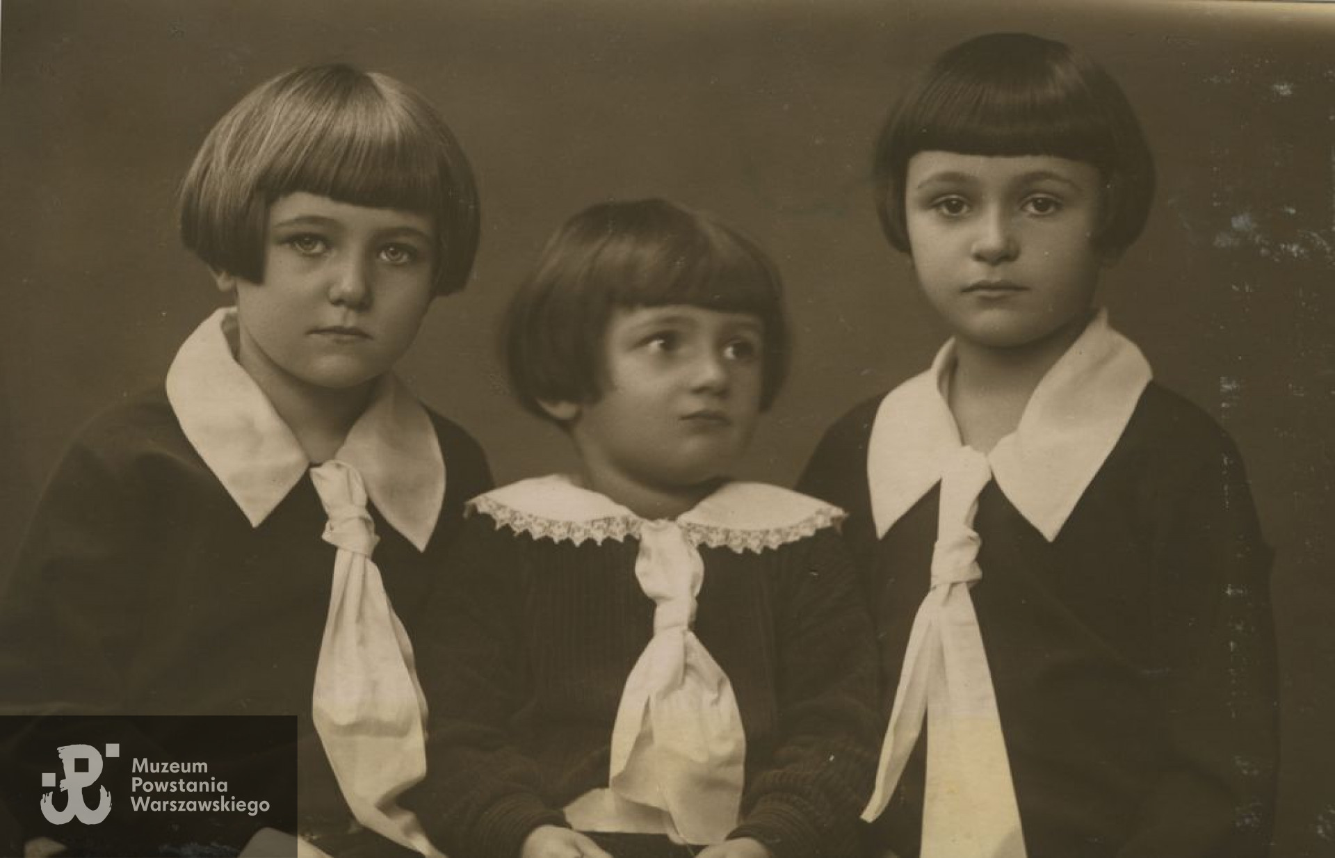Trzy siostry Skrzyńskie:  Ewą (z prawej), Hanna (w środku),  Janina (z lewej). Charków, 1927 lub 1928. Fot. zbiory rodzinne