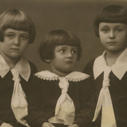 Trzy siostry Skrzyńskie:  Ewą (z prawej), Hanna (w środku),  Janina (z lewej). Charków, 1927 lub 1928. Fot. zbiory rodzinne