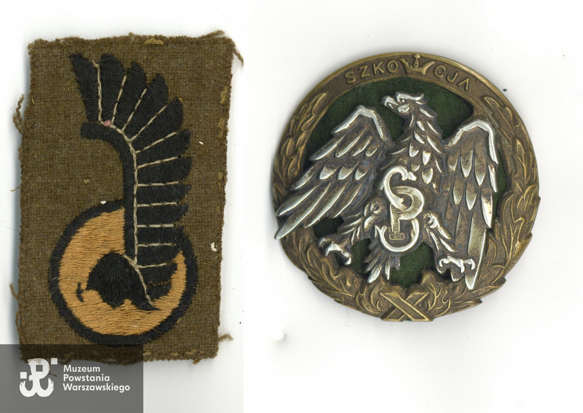 Z lewej należąca do Czesława Małeckiego Oznaka Rozpoznawcza 1 Dywizji Pancernej Polskich Sił Zbrojnych na Zachodzie. Po prawej Odznaka Szkoły Podchorążych Piechoty i Kawalerii Zmotoryzowanej.