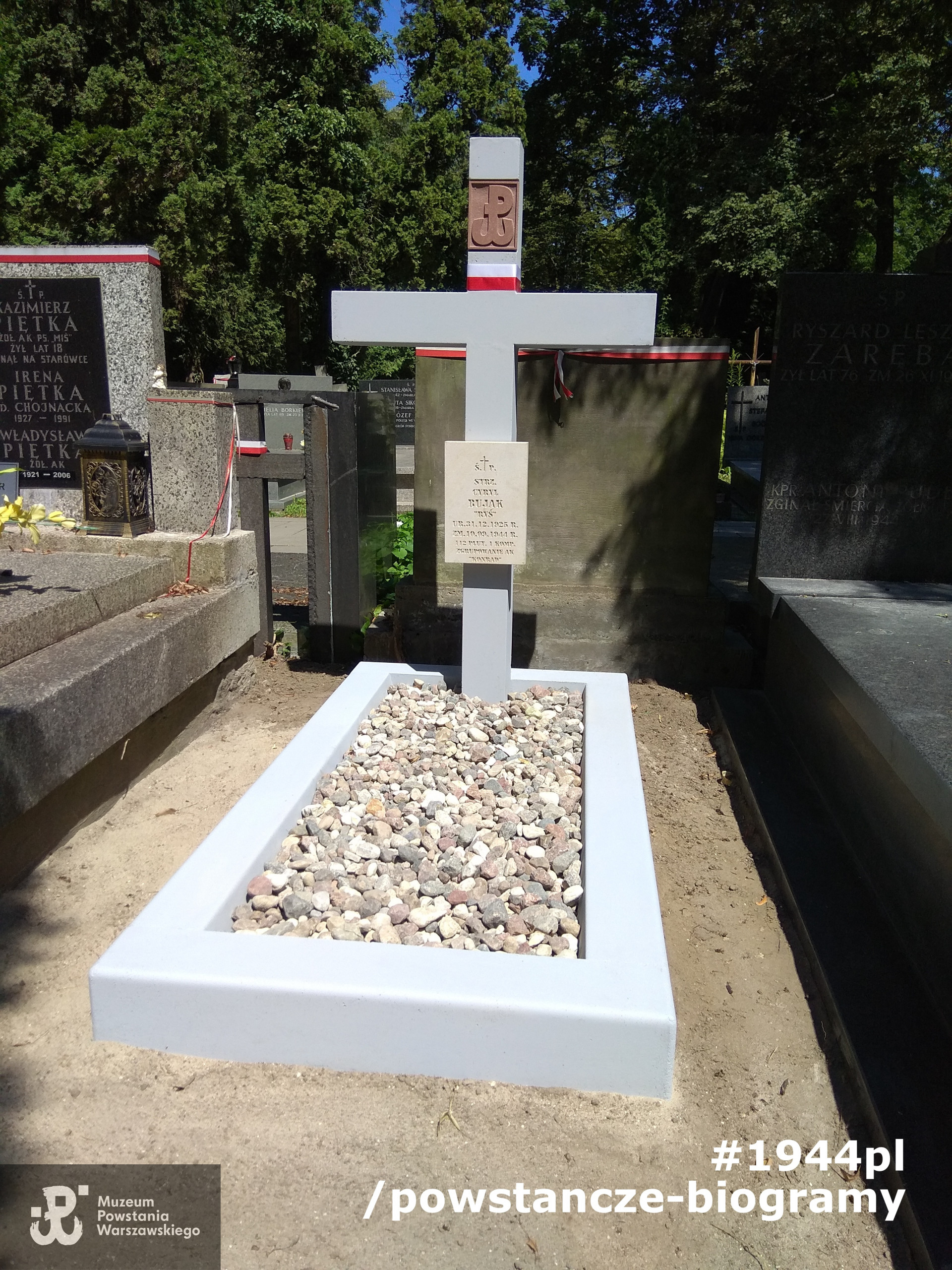 Cmentarz Powązki Wojskowe - mogiła Cyryla Bujaka ps. "Ryś". Fot. Muzeum Powstania Warszawskiego