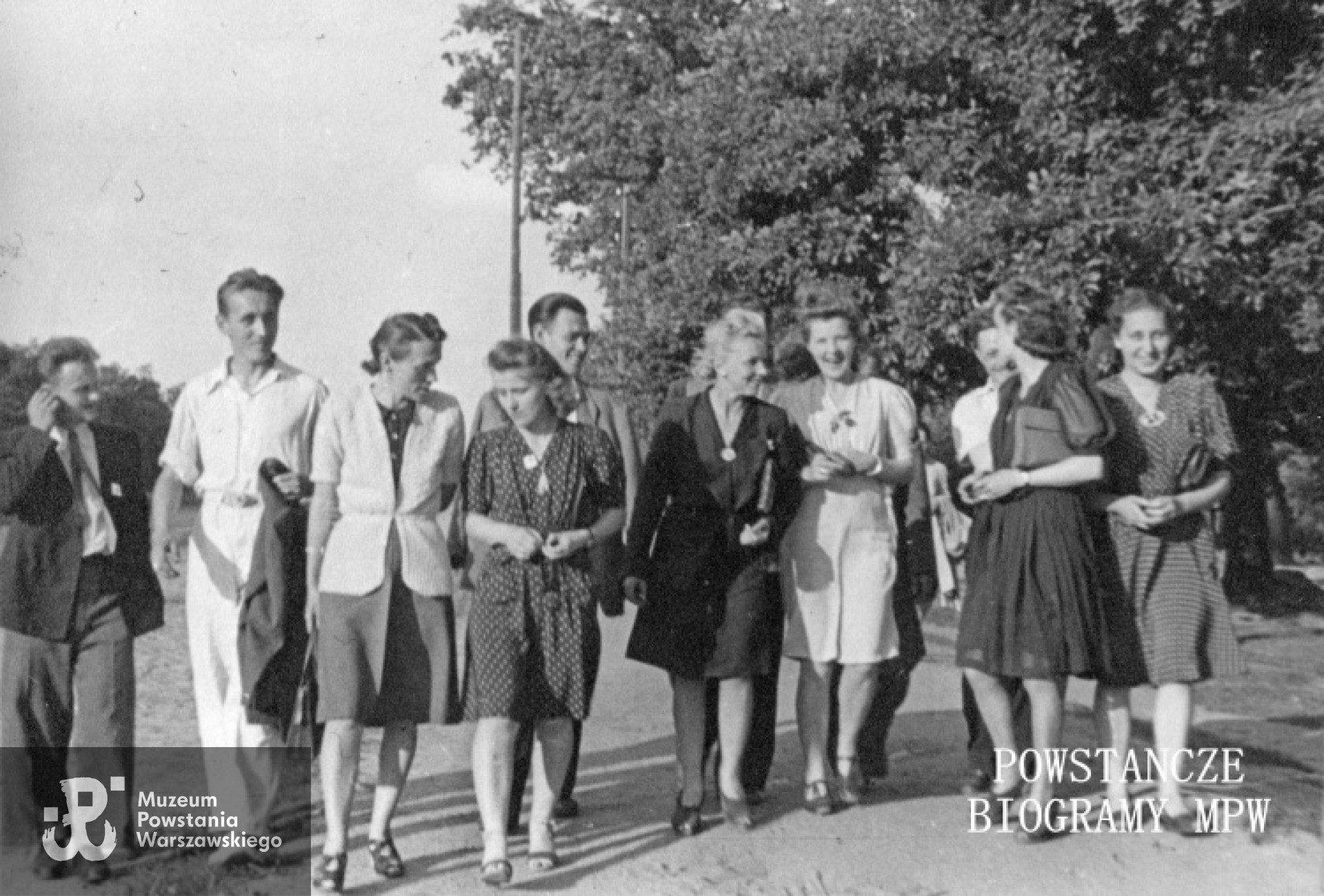 Milanówek, okres powojenny. Osoby związane w czasie okupacji niemieckiej z Armią Krajową. Od lewej: Maciej Sikorski, Ryszard Witkowski, Sabina Żdżarska ("Anna", fotografka Powstania Warszawskiego), NN, Bronisław Miodowski (potem Bernard Miodon; Żyd uratowany 5 sierpnia w czasie Powstania Warszawskiego z obozu Gęsiówka), NN, Halina Majewska, Antoni Majewski, Aniela Witkowska, Zofia Francikowska. Fot. ze zbiorów Muzeum Powstania Warszawskiego, sygn. MPW-IP/3784