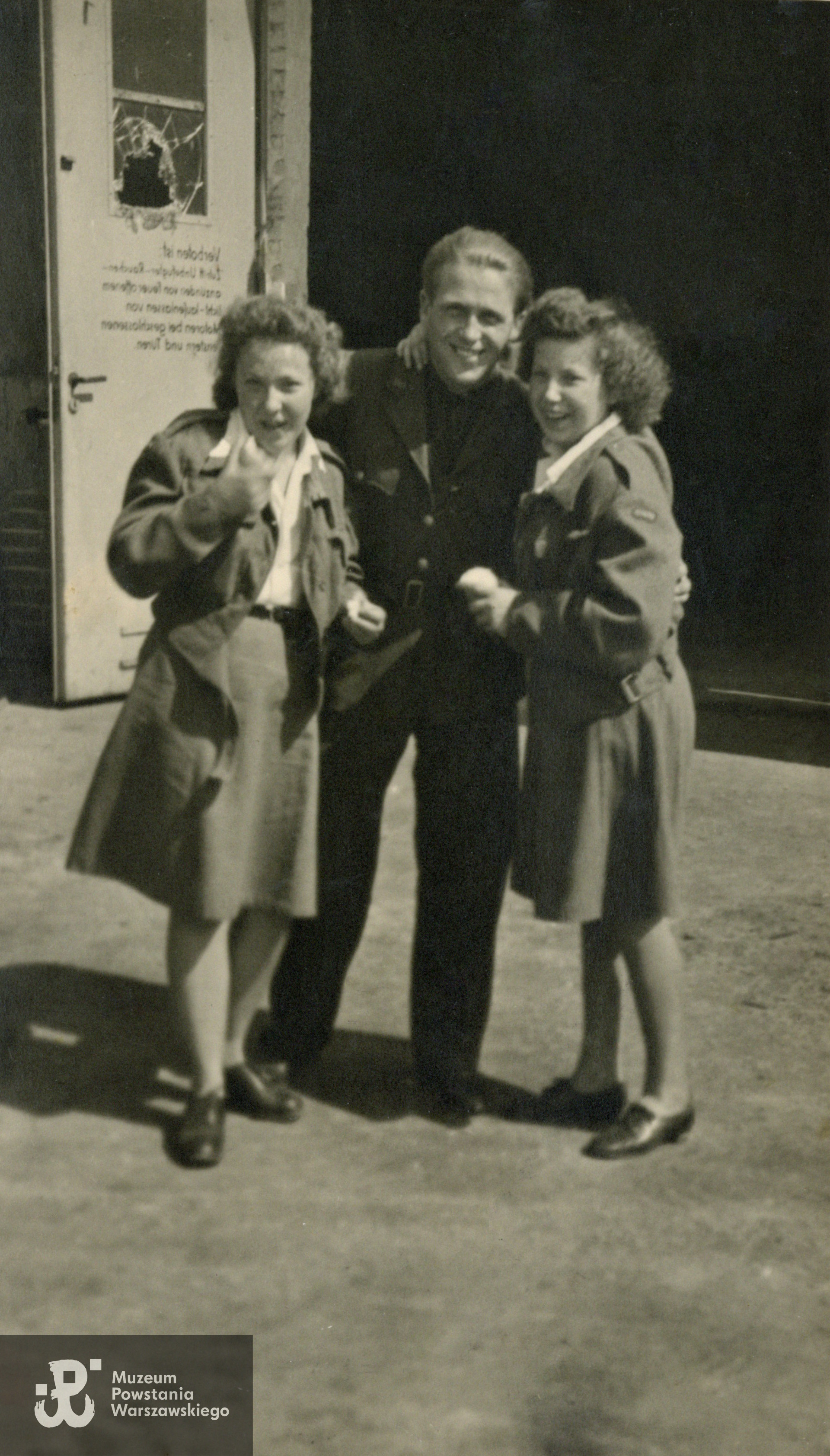 Halina Irena Jędrzejewska (z prawej) z polskim pilotem  RAF-u (Royal Air Force) i Danutą Banaszek, która pozostała w Anglii [Danuta  Banaszek, po m. Szlachetko ps. Wira]. Ze zbiorów Muzeum Powstania Warszawskiego, sygn. P/9646, dar p. Haliny Jędrzejewskiej - Chodzickiej