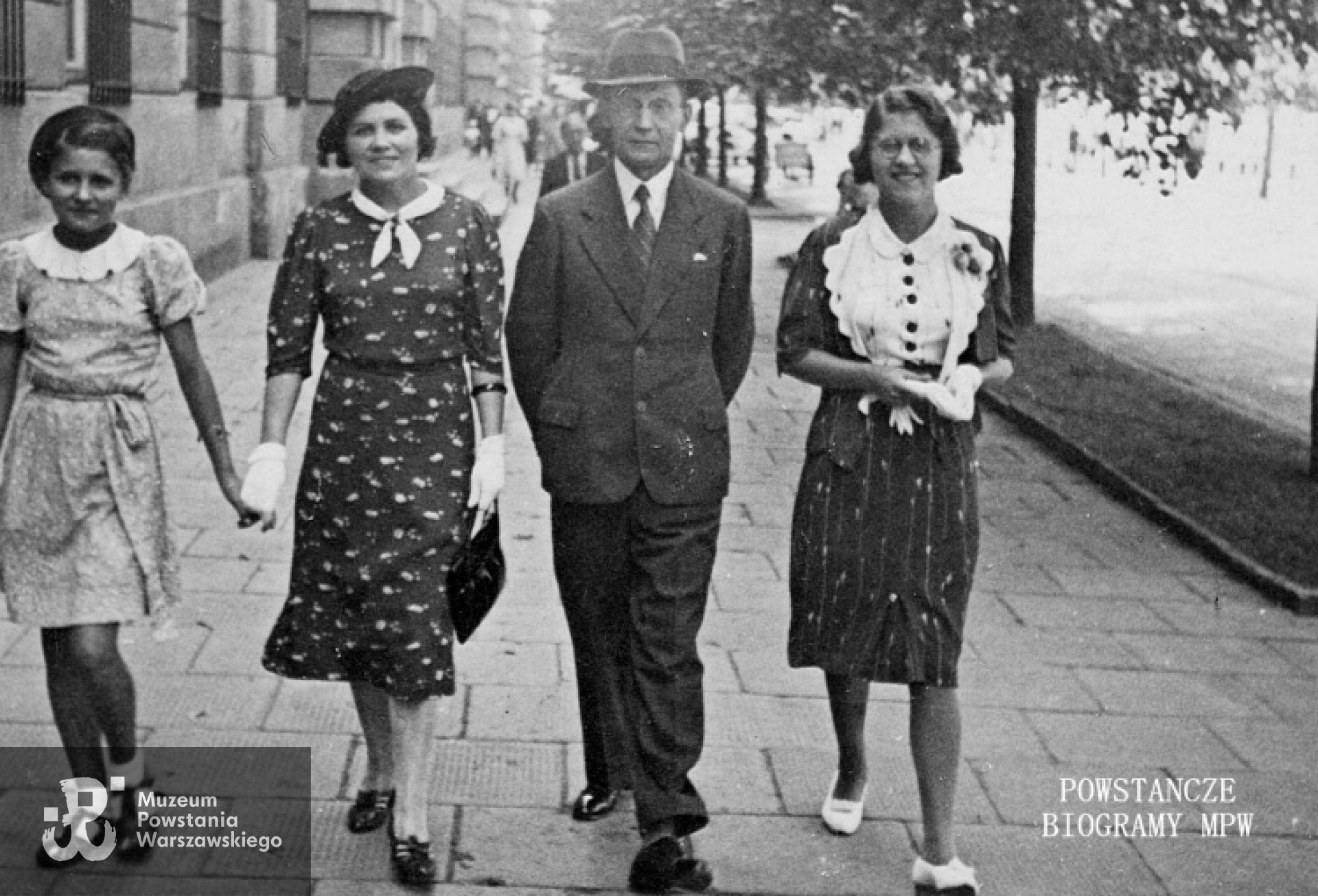 Kazimiera, Leon, Barbara  i Krystyna (na zdjęciu pierwsza z prawej) Malawscy - 1939 rok. Fot. z archiwum rodzinnego Jakuba Deringa