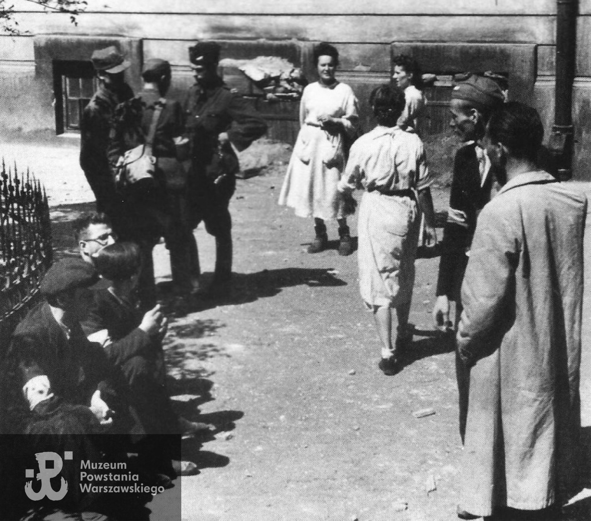 Powstanie Warszawskie, podwórze przy ul. Mazowieckiej, pierwszy tydzień sierpnia. sanitariuszki - tyłem Basia Roszkowska "Ananas", przodem Czarna Krysia" (NN), z profilu (nad głową Basi ) Maria Czapska "Marysia"