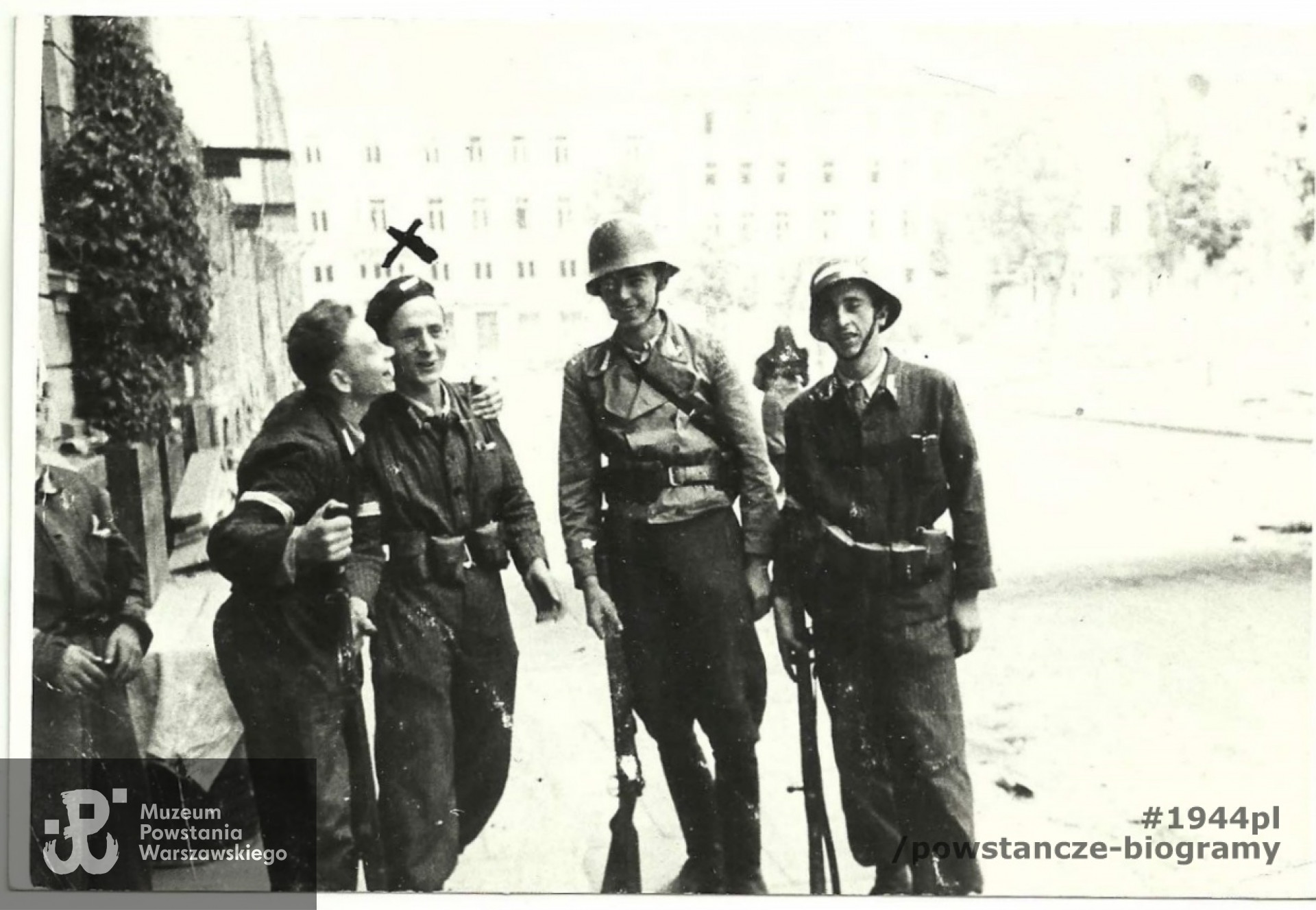 Ta sama fotografia ze zbiorów rodzinnych - kpr. pchor.  Józef Rumiński „Spartanin"  zaznaczony "X". Fot. udostępnił p. Jarosław Tomasz Sobczak, zięć. 