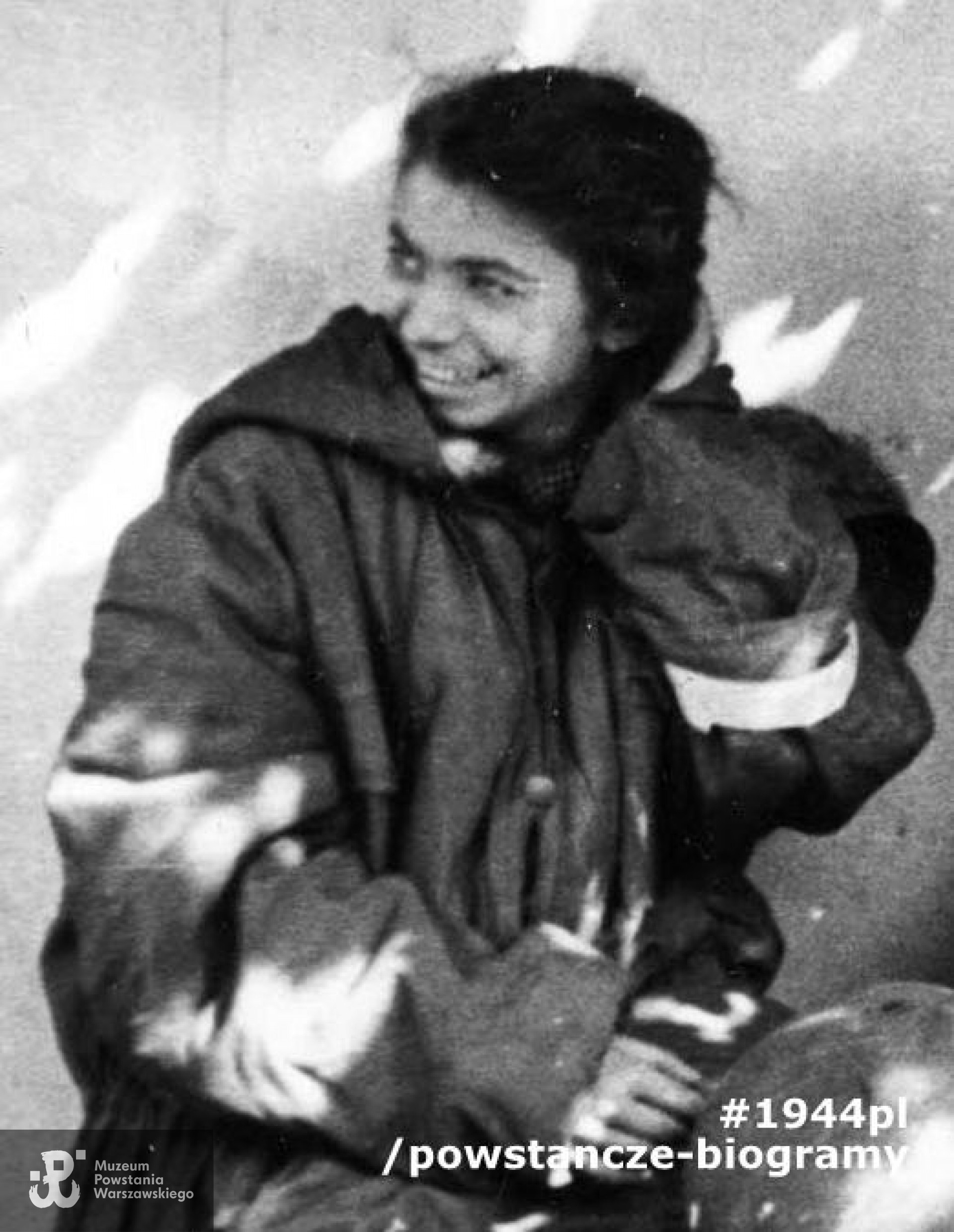 Sanitariuszka "Iza" - Izabella Łucja Wilbik, 2 września 1944 r.  tuż po ewakuacji resztek batalionu kanałami ze Starego Miasta do Śródmieścia. Fragment szerszego ujęcia. Fot. ze zbiorów Muzeum Powstania Warszawskiego, sygn. MPW-IK/1841