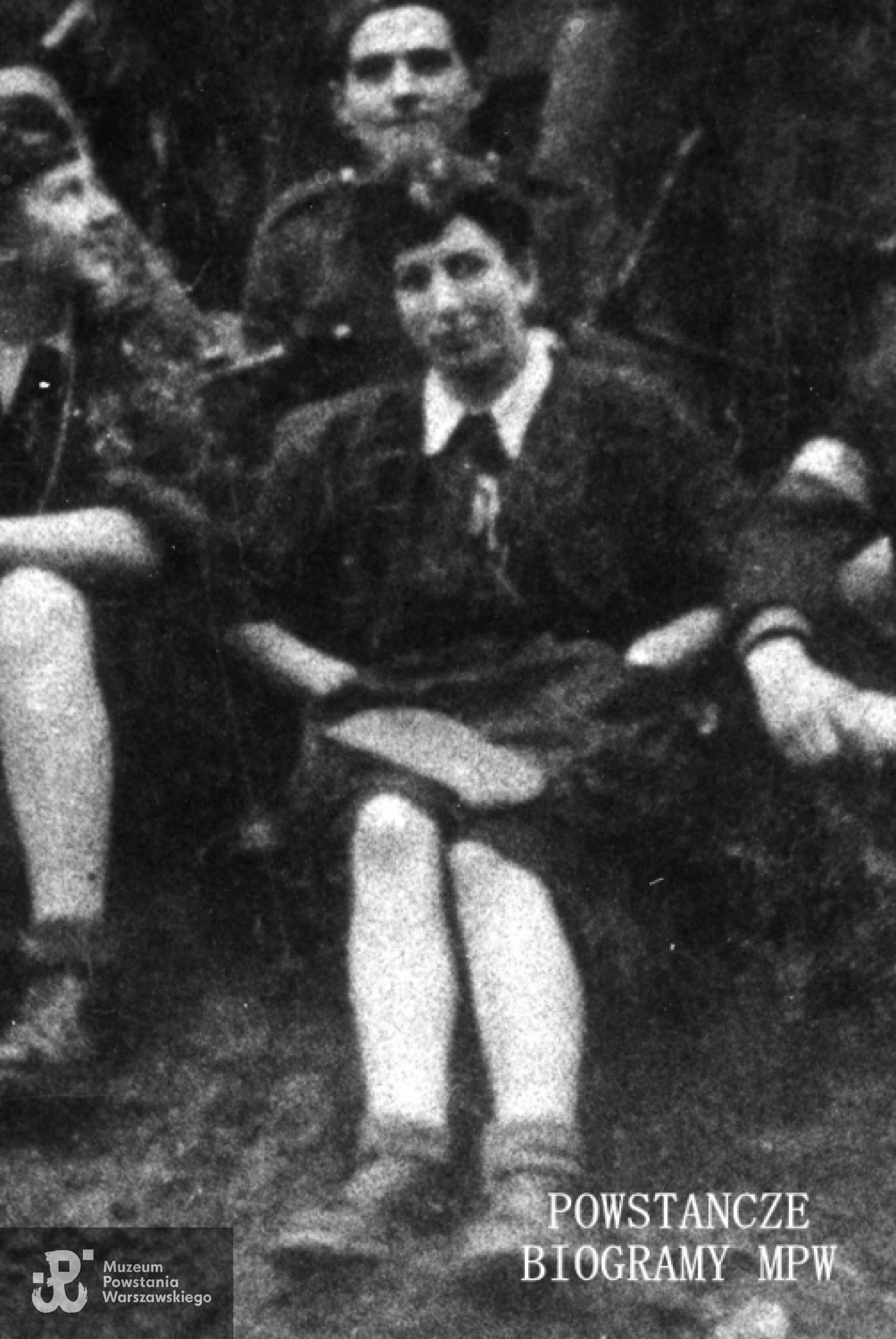 Janina Lewandowska - powiększony fragment zdjęcia poprzedniego zdjęcia. Śródmieście Północne, żołnierze oddziału "Barry" na ul. Jasnej po ewakuacji ze Starego Miasta. Fot. udostępnił p. Andrzej Lewandowski.