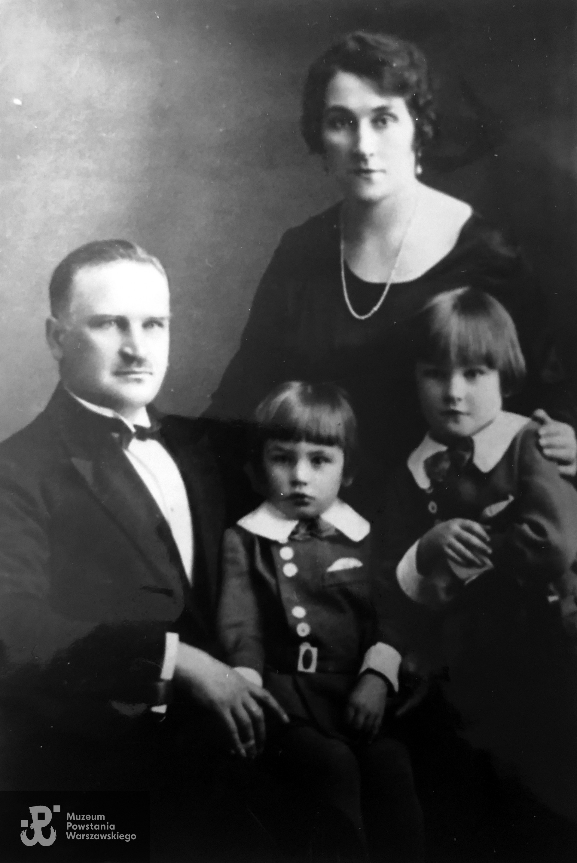 Fotografia rodzinna z maja 1928 roku, widoczni na zdjęciu: Michał Prażmo (ojciec), Stefania Prażmo z domu Sawicka (matka), Zbigniew i Janusz (brat Zbigniewa). Fot. z archiwum rodziny Prażmo, udostępniono za pośrednictwem p. Tomasza Michałowskiego ze Stowarzyszenia Żołnierzy Armii Krajowej Żywiciel i Miłośników Ich Tradycji