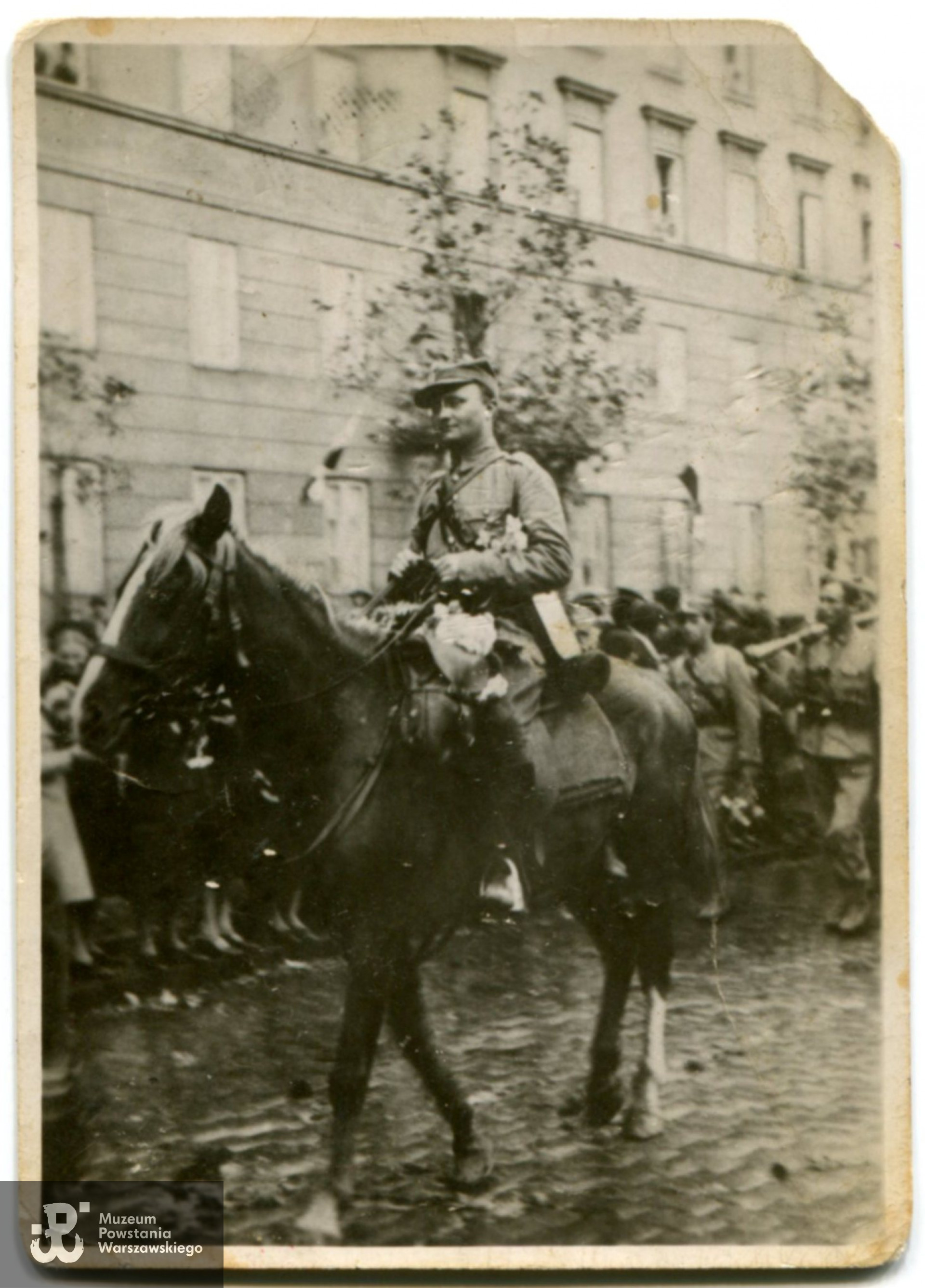 Kpt. Tadeusz Jasiński ps. "Zych" - na zdjęciu w Alejach Jerozolimskich podczas powrotu  36 pp Legii Akademickiej z  ćwiczeń. Warszawa, 1937 lub 1938 r.  Fot. z archiwum rodzinnego Grażyny i Jerzego Jasińskich.