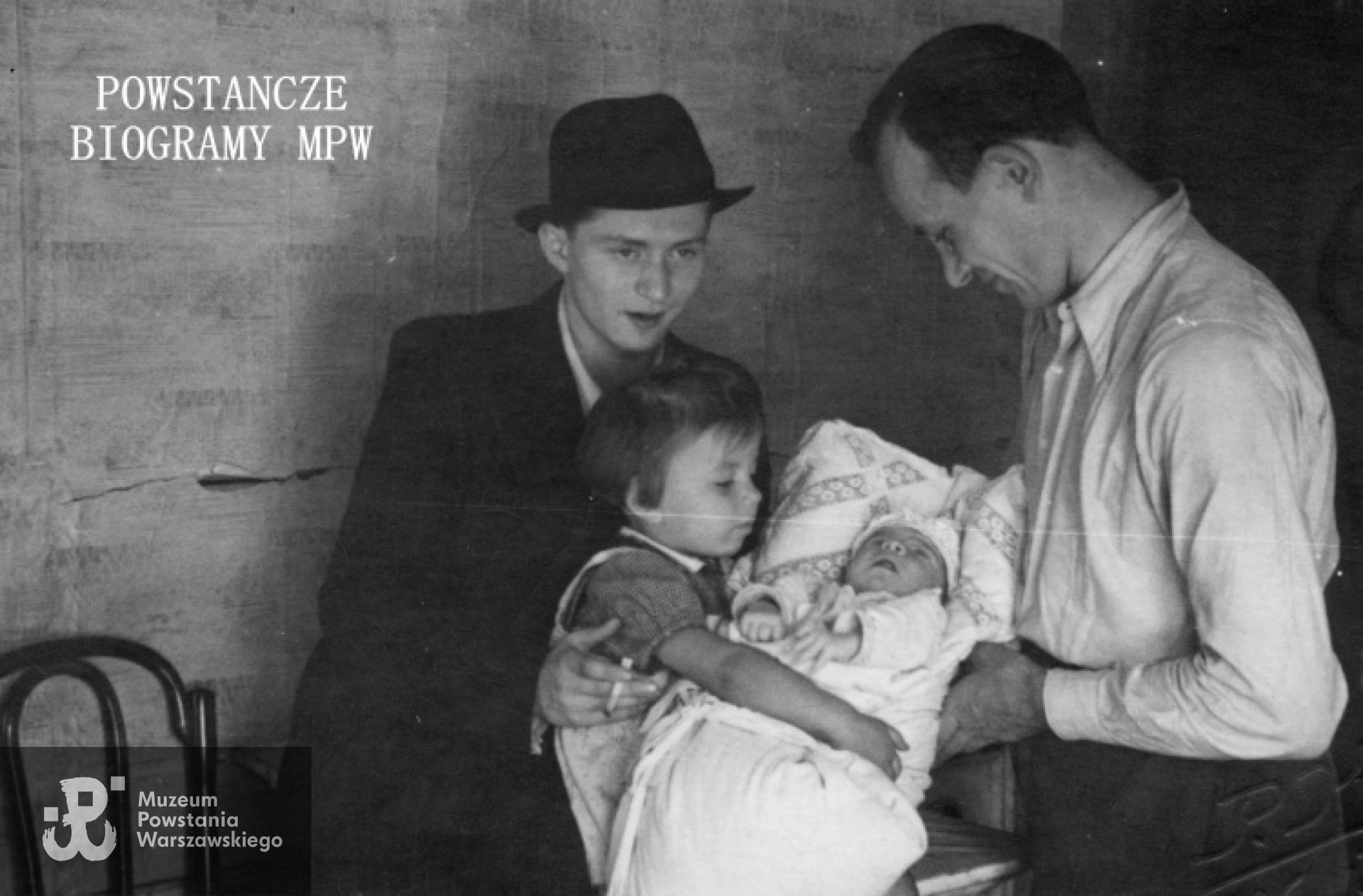 Chrzest  Zbyszka Kodorskiego - syna Piotra. Na zdjęciu Piotr (pierwszy z prawej), Zbyszek, Irenka Kodoroska. Fot. z archiwum rodzinnego Bożeny Jóźwiak / MPW P/8332