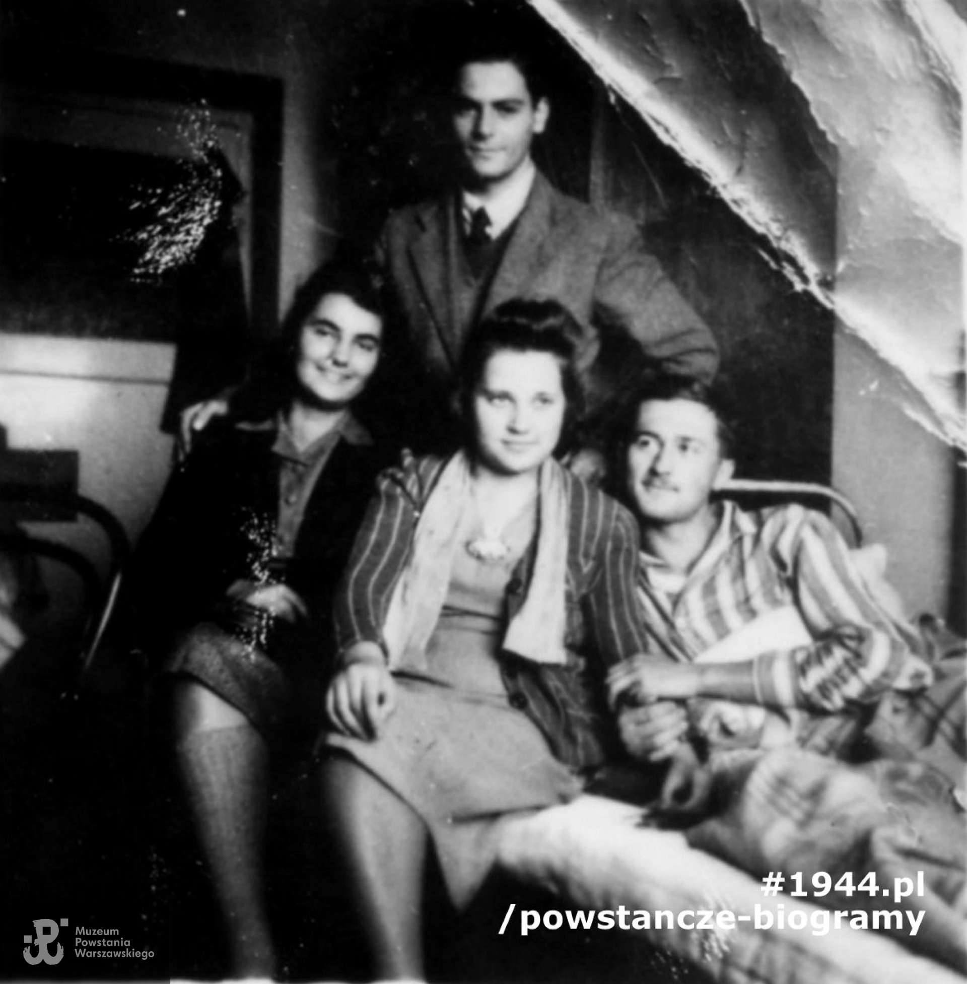 Zdjęcie z okressu okupacji. Krzysztof stoi za siedzącym. Fot. archiwum rodzinne