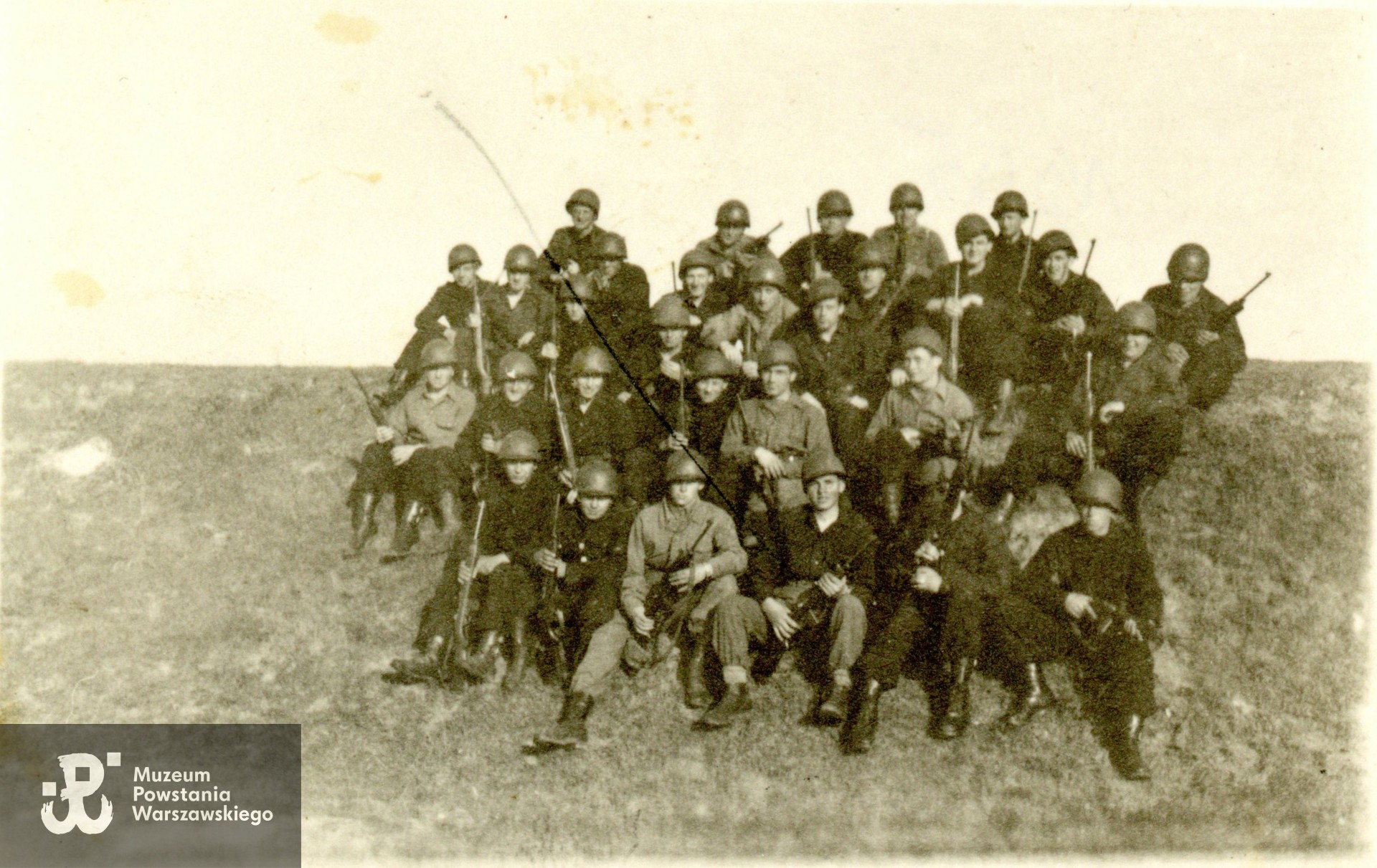 Fotografia pochodząca ze spuścizny po Stanisławie Szydłowskim, bez opisu.  Fot. ze zbiorów rodzinnych, udostępniła p. Magdalena Szydłowska, wnuczka Powstańca. Skany wykonano w Muzeum Powstania Warszawskiego, 04/2025