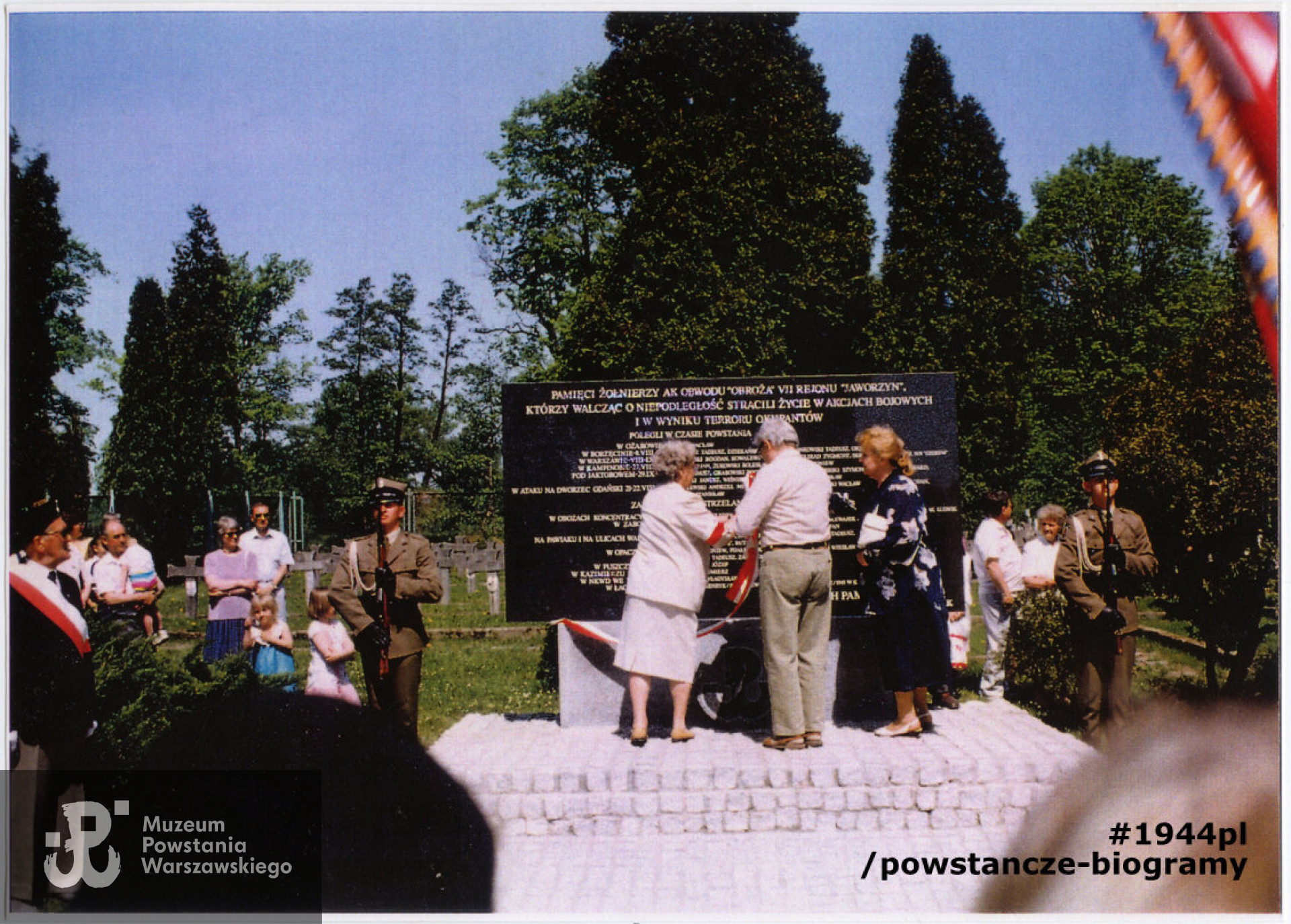 Tablica Poległych, Ołtarzew – odsłaniają osoby, których bliscy znajdują się na tablicy. Od lewej: Izabela Graffstein z d. Olędzka (jej brat Andrzej był pierwszym mieszkańcem Ożarowa, który zginął w Oświęcimiu, w 1939r), Lech Sedlaczek (jego ojciec zginął w łagrze Kizel na Uralu) i Maria Sobieszek-Michnikowska (jej brat poległ w bitwie pod Brzozówką w 1944r). Z archiwum rodzinnego p. Lecha Sedlaczka ps. Hak