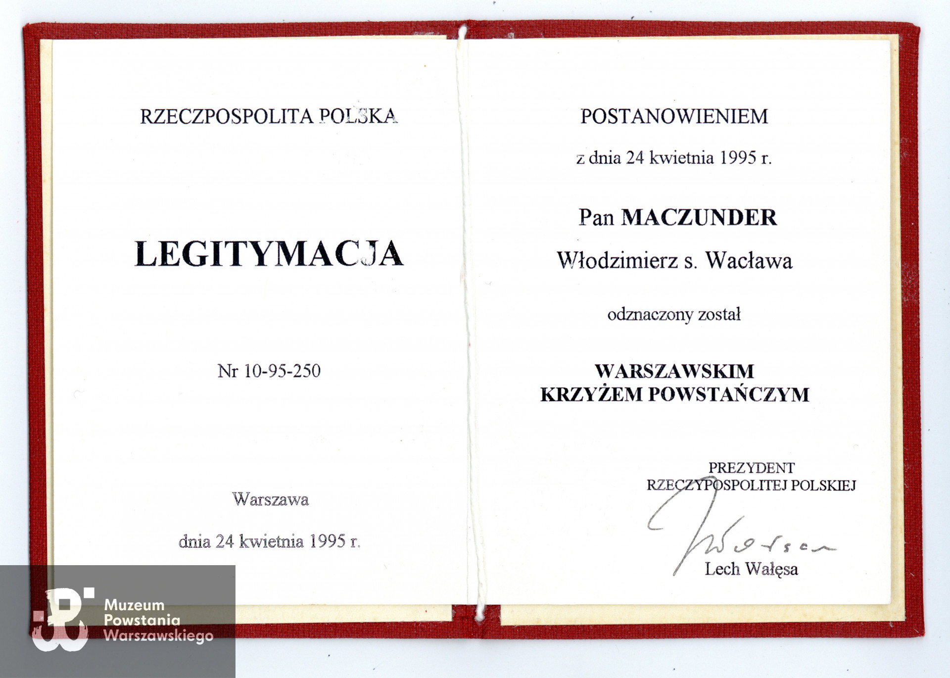 Legitymacja  odznaczeniowa - Warszawski Krzyż Powstańczy. Dokument ze zbiorów rodzinnych Pana Włodzimierza Maczundera ps. Chomik. Skany wykonano w Muzeum Powstania Warszawskiego, 09/2023