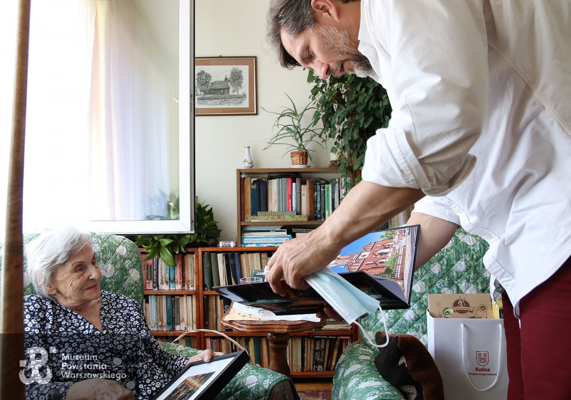 Pani Maria Znojewska "Alina" podczas wizyty Prezydenta Miasta Kalisza, p. Krystiana Kinastowskiego, czerwiec 2021. Fot. materiały prasowe, źródło:  www.kalisz.pl 