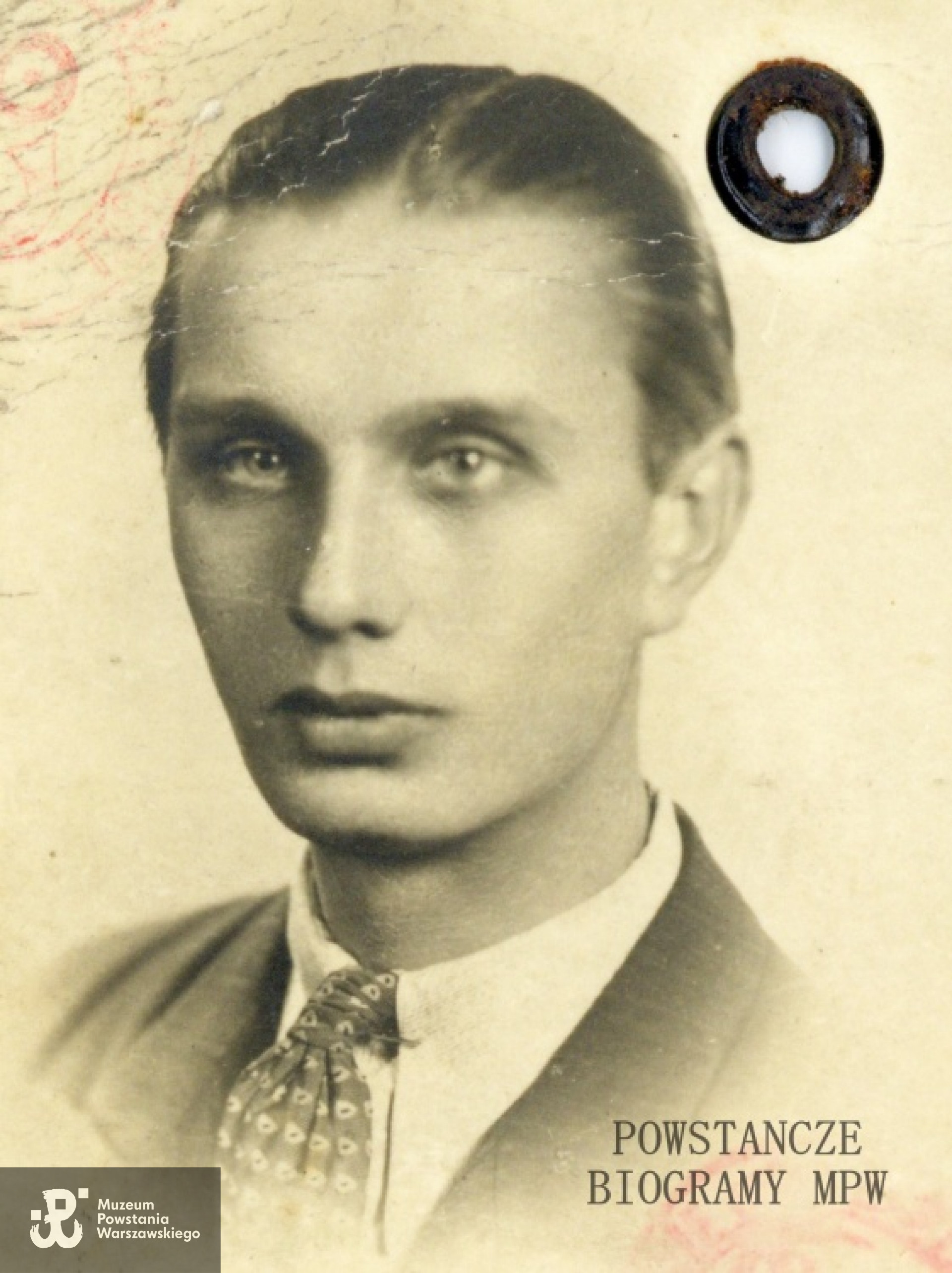 Władysław Osiak "Pasta" (1920-1979) - zdjęcie legitymacyjne z kenkarty. Ze zbiorów Muzeum Powstania Warszawskiego, sygn. P/3091, dar Stefanii Osiak