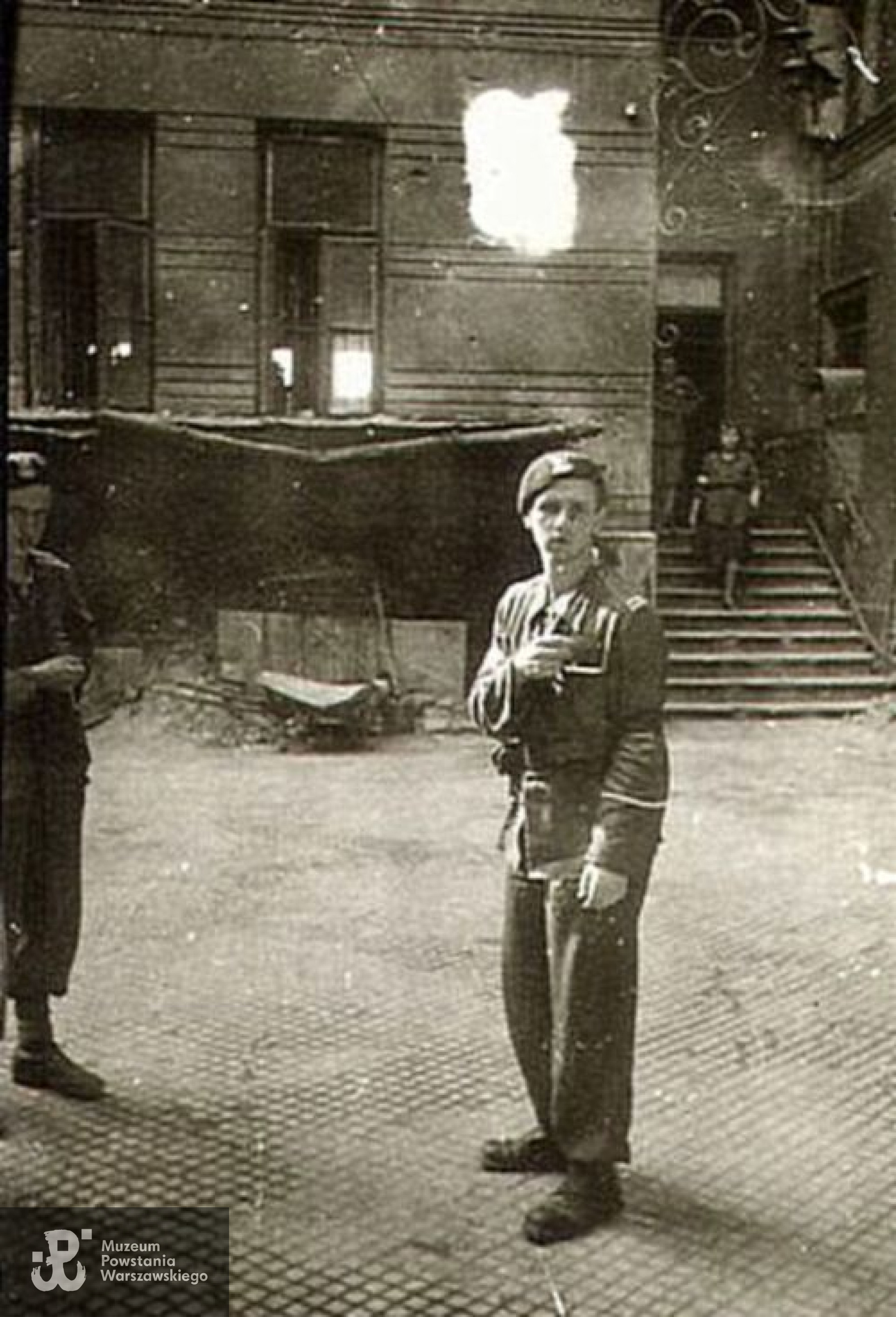 Adam Bóbr. Chmielna 61. Zdjęcie wykonała Maria Jezierska pseudonim "Bogdańska". Ze zbiorów Archiwum 2 HBAP Żbik".