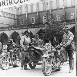 St. sierż. Stefan  Polinarek  w barwach WKS Legia  z numerem startowym 28 podczas VII Patrolowego Rajdu Motocyklowego, w maju 1937. Fot. Narodowe Archiwum Cyfrowe