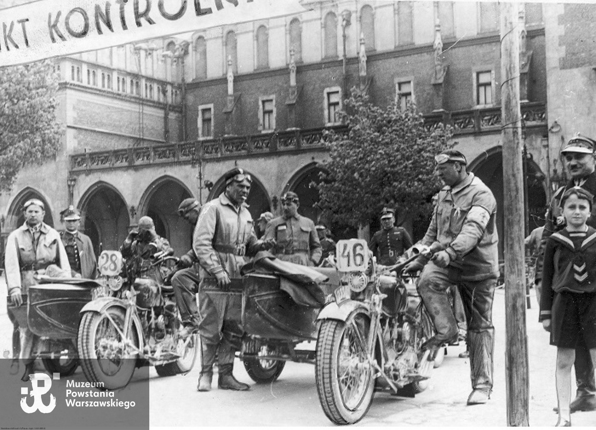 St. sierż. Stefan  Polinarek  w barwach WKS Legia  z numerem startowym 28 podczas VII Patrolowego Rajdu Motocyklowego, w maju 1937. Fot. Narodowe Archiwum Cyfrowe