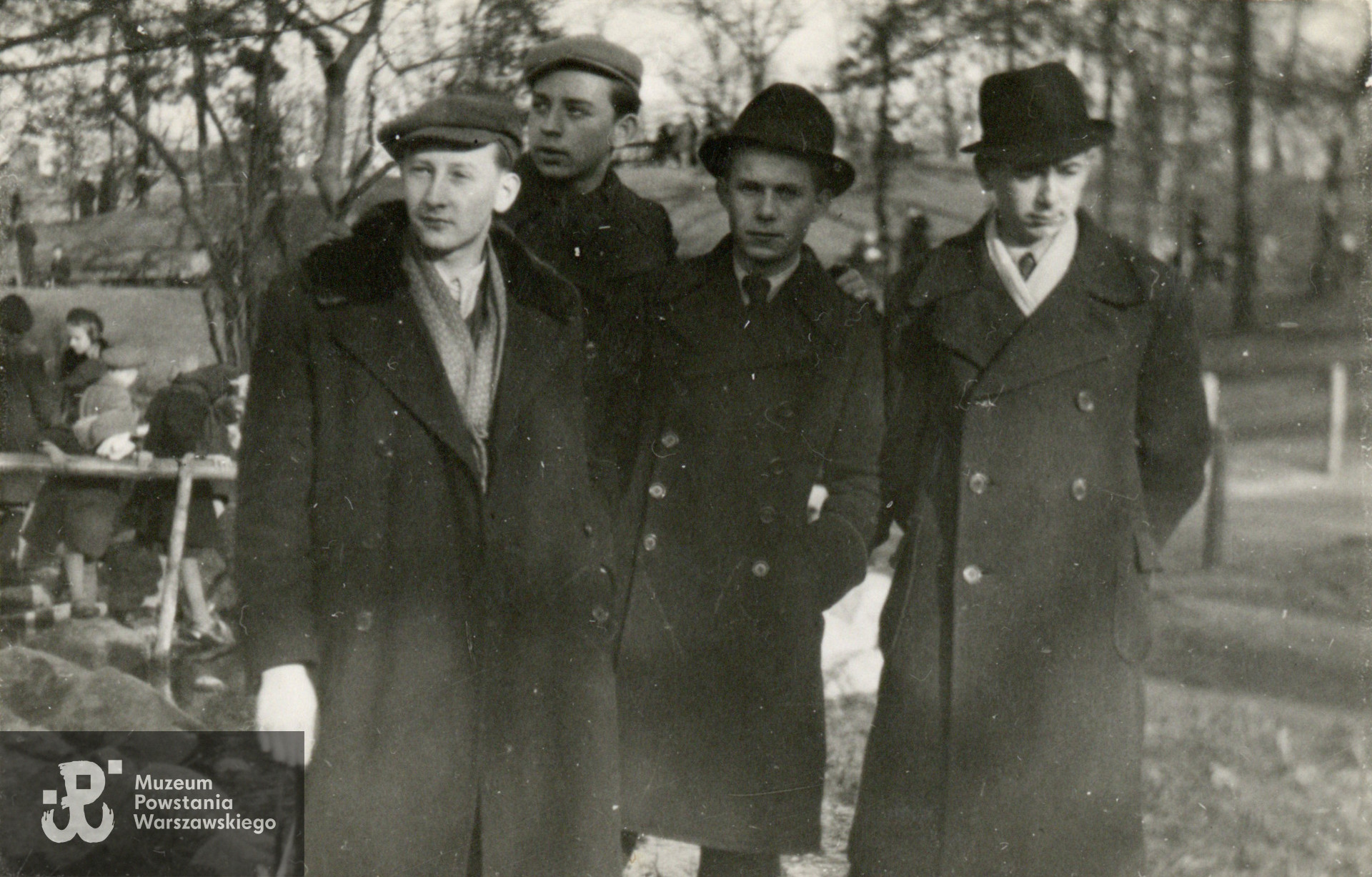 Park Ujazdowski, 20 marca 1943 roku. Z lewej Wiesław Depczyk ps. Drohojemski III, Andy, pierwszy po prawej  stoi Jerzy Grygiel ps. Żbik. Fotografia pochodzi ze spuścizny po Wiesławie Depczyku "Drohojemskim III", archiwum rodzinne p. Jacka Depczyka, syna Powstańca. Skany wykonano w Muzeum Powstania Warszawskiego w listopadzie 2023 r. 