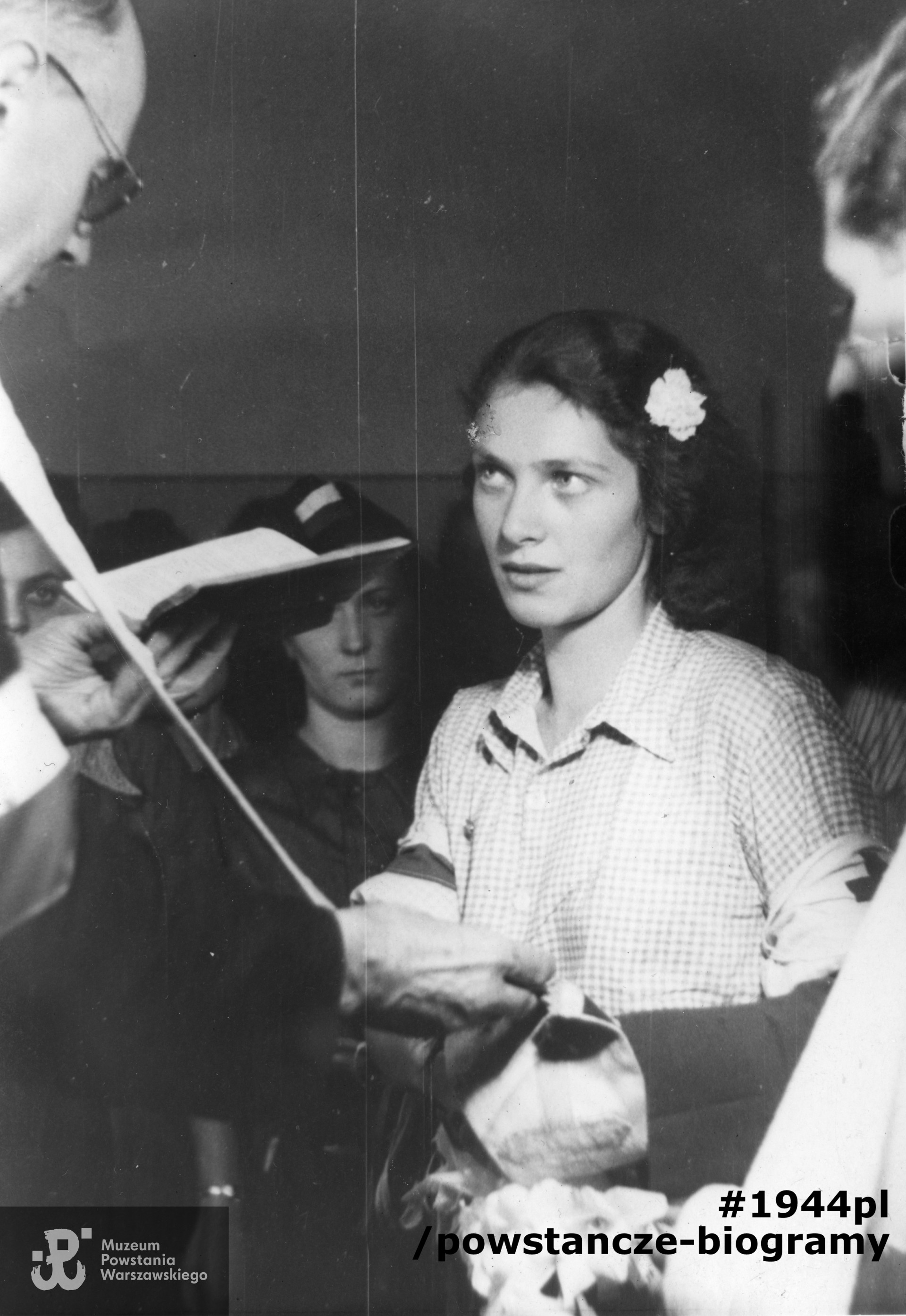 Powstanie Warszawskie, 13.08.1944 - ślub sanitariuszki Alicji Treutler „Jarmuż” i podchorążego Bolesława Biegi „Pałąka” udzielony przez ks. Wiktora Potrzebskiego „Corda” w kaplicy przy ulicy Moniuszki 11. Fot. ze zbiorów Muzeum Powstania Warszawskiego. Autorem  zdjęcia jest Eugeniusz Lokajski „Brok"