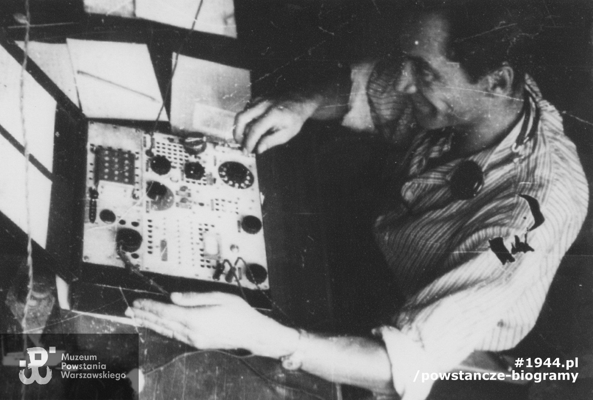  por. Otton Wiszniewski „Topola” przy radiostacji, fotografia wykonana podczas Powstania Warszawskiego. Fot. z archiwum rodzinnego córki, p. Joanny Brejnak