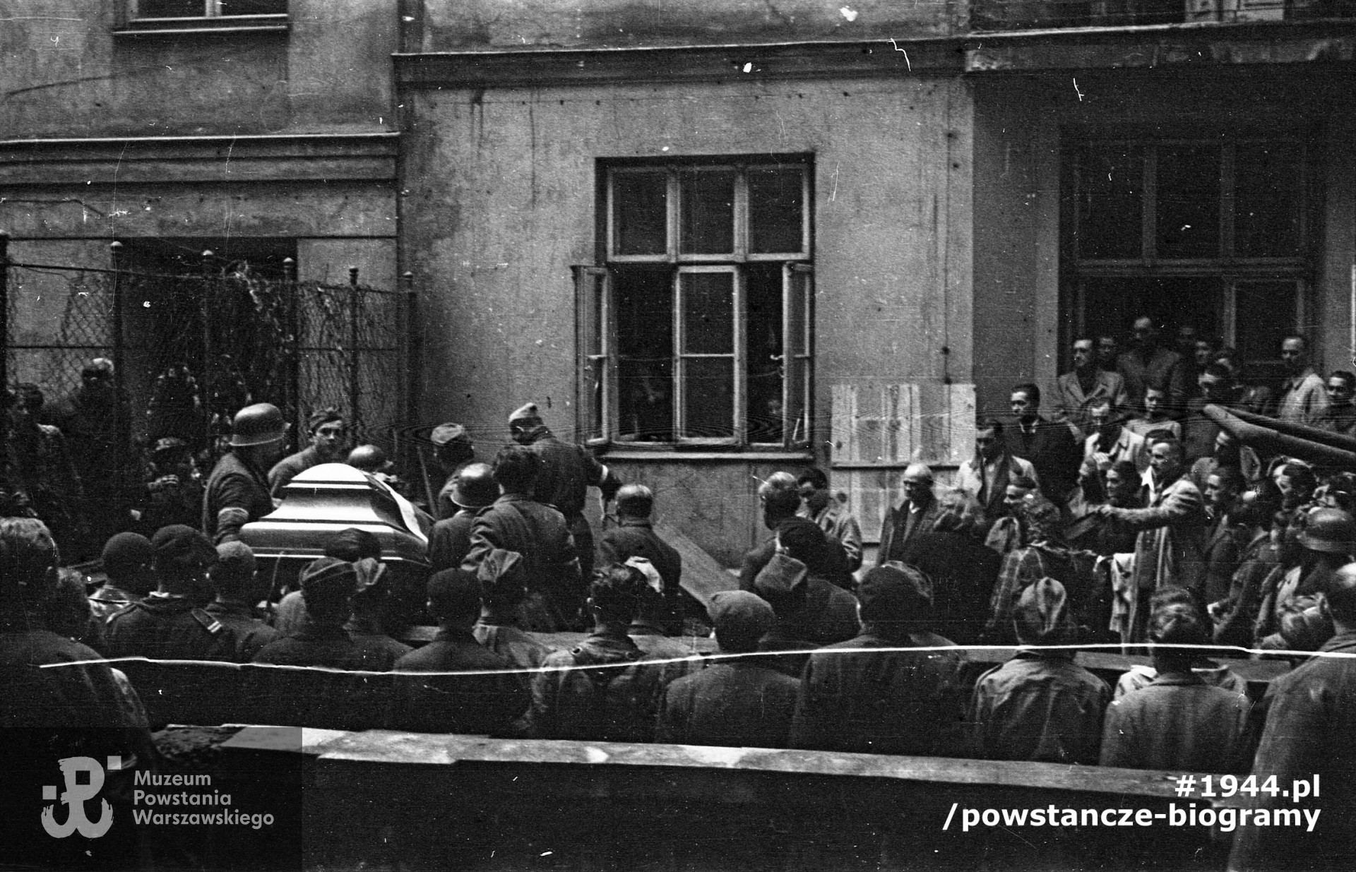 Fotografia z Powstania Warszawskiego, II połowa września 1944 r.  Pogrzeb kpr. pchor. Bohdana Sobocińskiego, syna płk Albina Sobocińskiego "Roland" z OW - KB na podwórzu kamienicy Szopena 16. Autorem zdjęcia jest Marian Grabski "Wyrwa". Fot. ze zbiorów Muzeum Powstania Warszawskiego