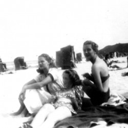 Fotografia wykonana nad  Bałtykiem około 1946 roku.Od lewej: Alicja i  Jolanta Arens, obok Anna Izabella Arens 