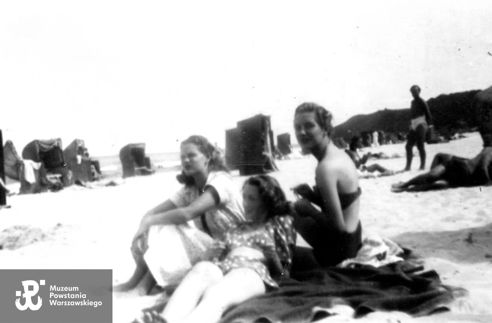 Fotografia wykonana nad  Bałtykiem około 1946 roku.Od lewej: Alicja i  Jolanta Arens, obok Anna Izabella Arens "Jadwiga". Fot. udostępnił Jan Wawszczyk, źródło pochodzenia nieznane