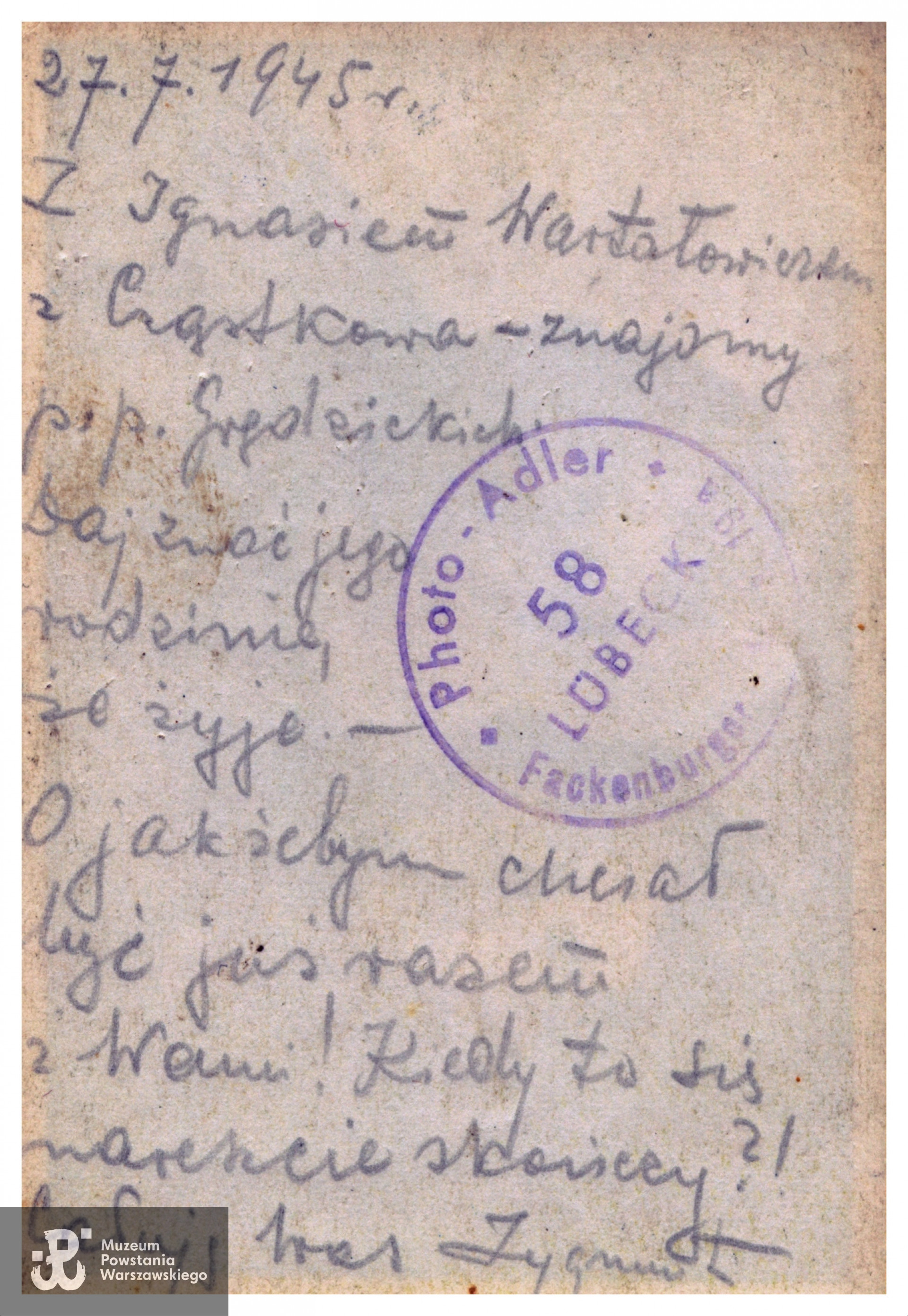 Rewers -  fotografia ze zbiorów rodzinnych pp. Sokołowskich, zawierająca na odwrocie list Zygmunta do rodziny, pisany 27.07.1945 roku z Lubeki. Skan udostępnił p. Aleksander  Biestek, prawnuk Powstańca.